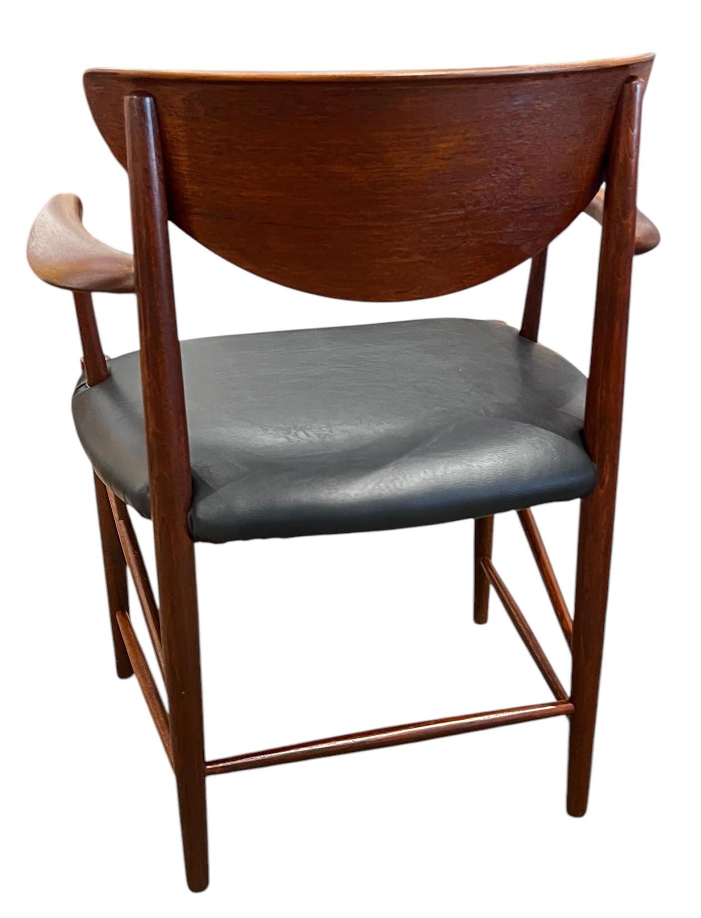 Tavolo da pranzo in teak di metà secolo di Peter Hvidt e sei sedie per John Stuart Furniture in vendita 3