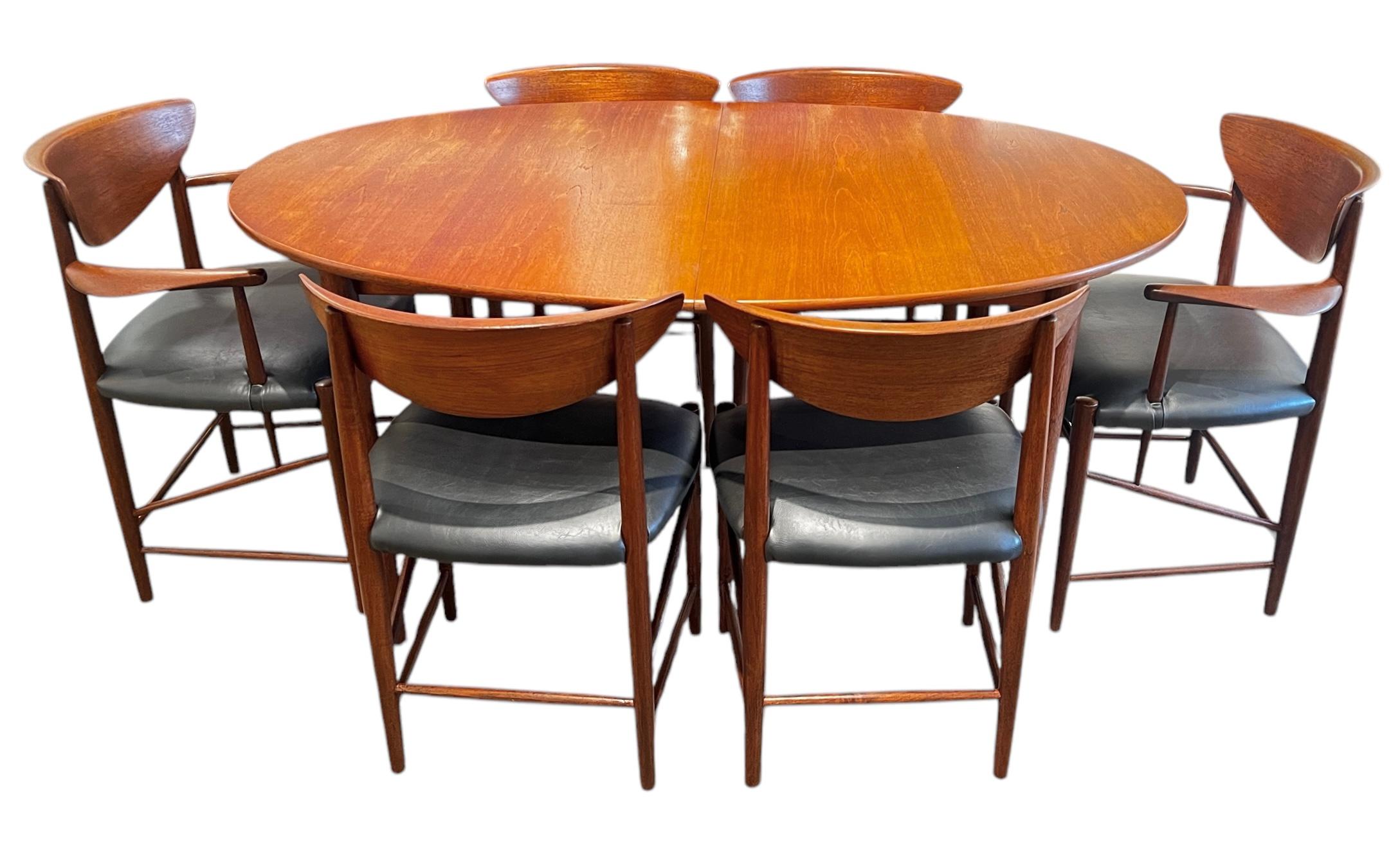 Tavolo da pranzo in teak di metà secolo di Peter Hvidt e sei sedie per John Stuart Furniture.  Eccellente condizione vintage con usura appropriata all'età.  Il tavolo è espandibile ma manca un'anta.  Ha anche un piano in vetro grigio fumo.  Il