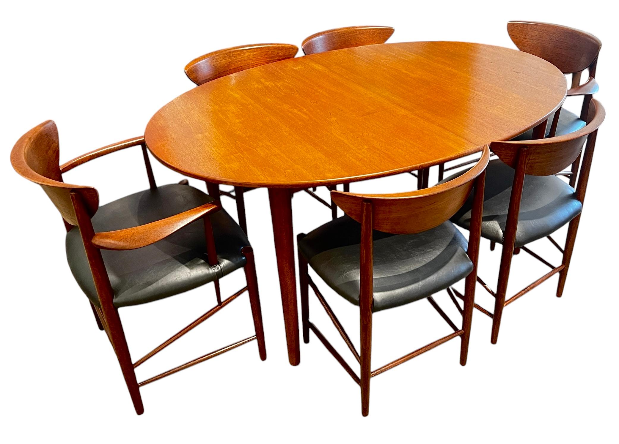 Danese Tavolo da pranzo in teak di metà secolo di Peter Hvidt e sei sedie per John Stuart Furniture in vendita