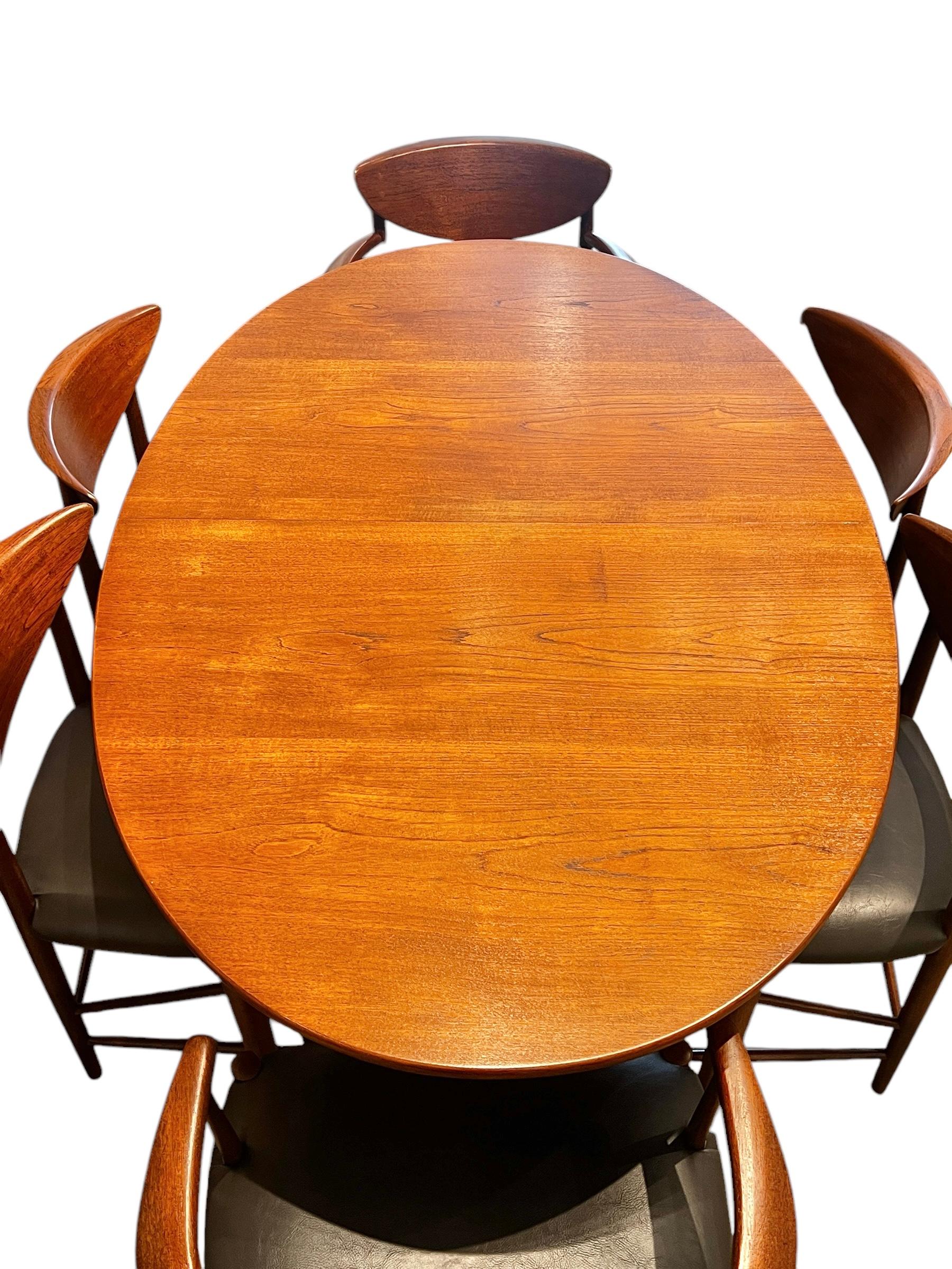 Tavolo da pranzo in teak di metà secolo di Peter Hvidt e sei sedie per John Stuart Furniture In condizioni buone in vendita a New York, NY