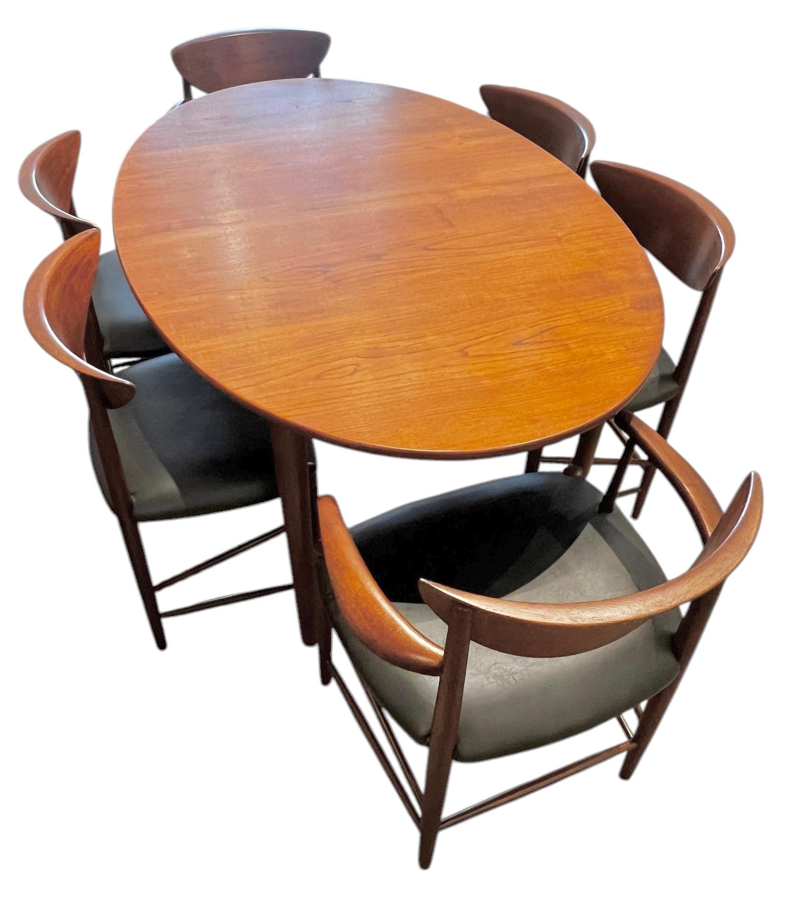 XX secolo Tavolo da pranzo in teak di metà secolo di Peter Hvidt e sei sedie per John Stuart Furniture in vendita