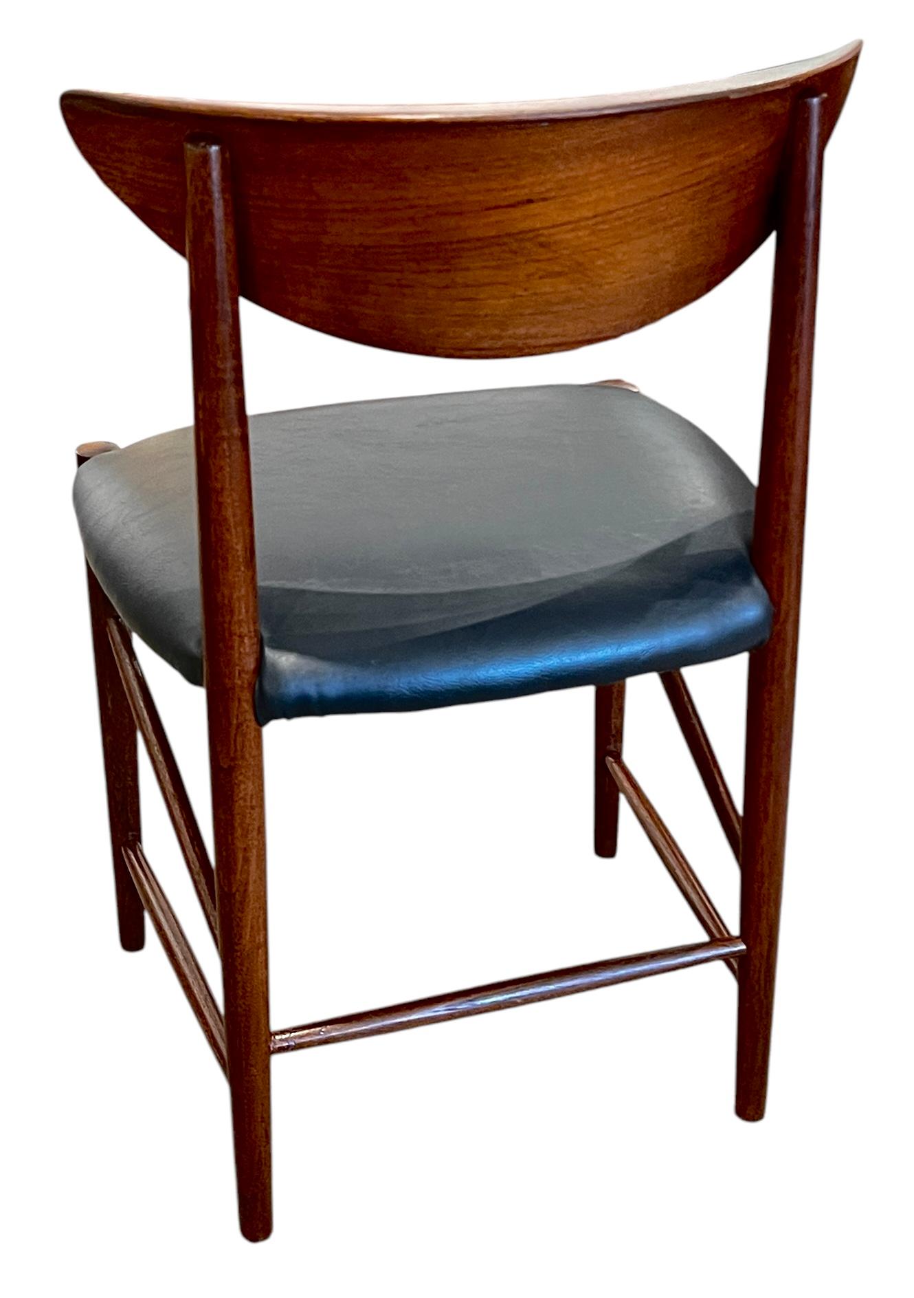 Tavolo da pranzo in teak di metà secolo di Peter Hvidt e sei sedie per John Stuart Furniture in vendita 1