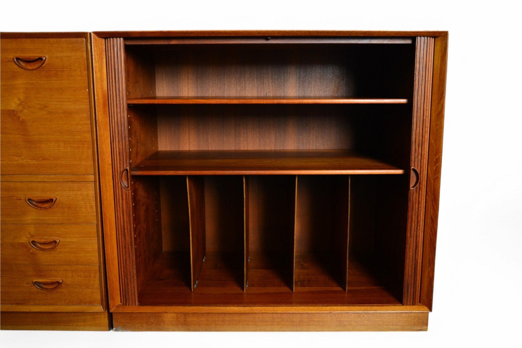 Mid-Century moderno Librerie / pensili modulari in teak massiccio di Peter Hvidt in vendita