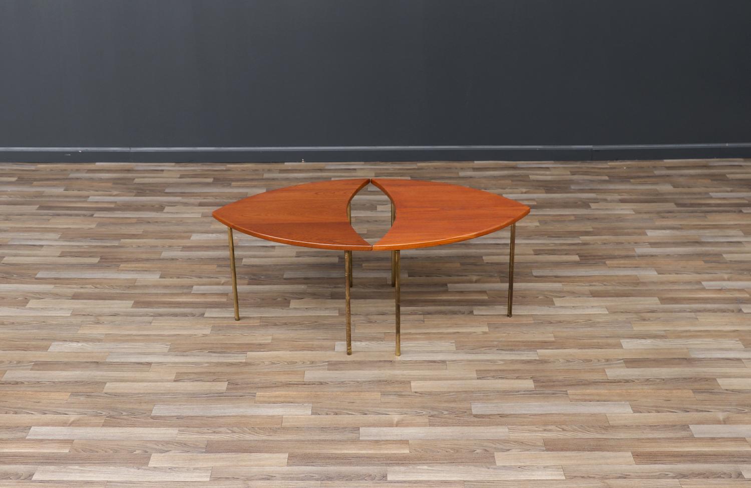 Milieu du XXe siècle Table basse modulaire en teck et laiton de Peter Hvidt pour France & Son en vente