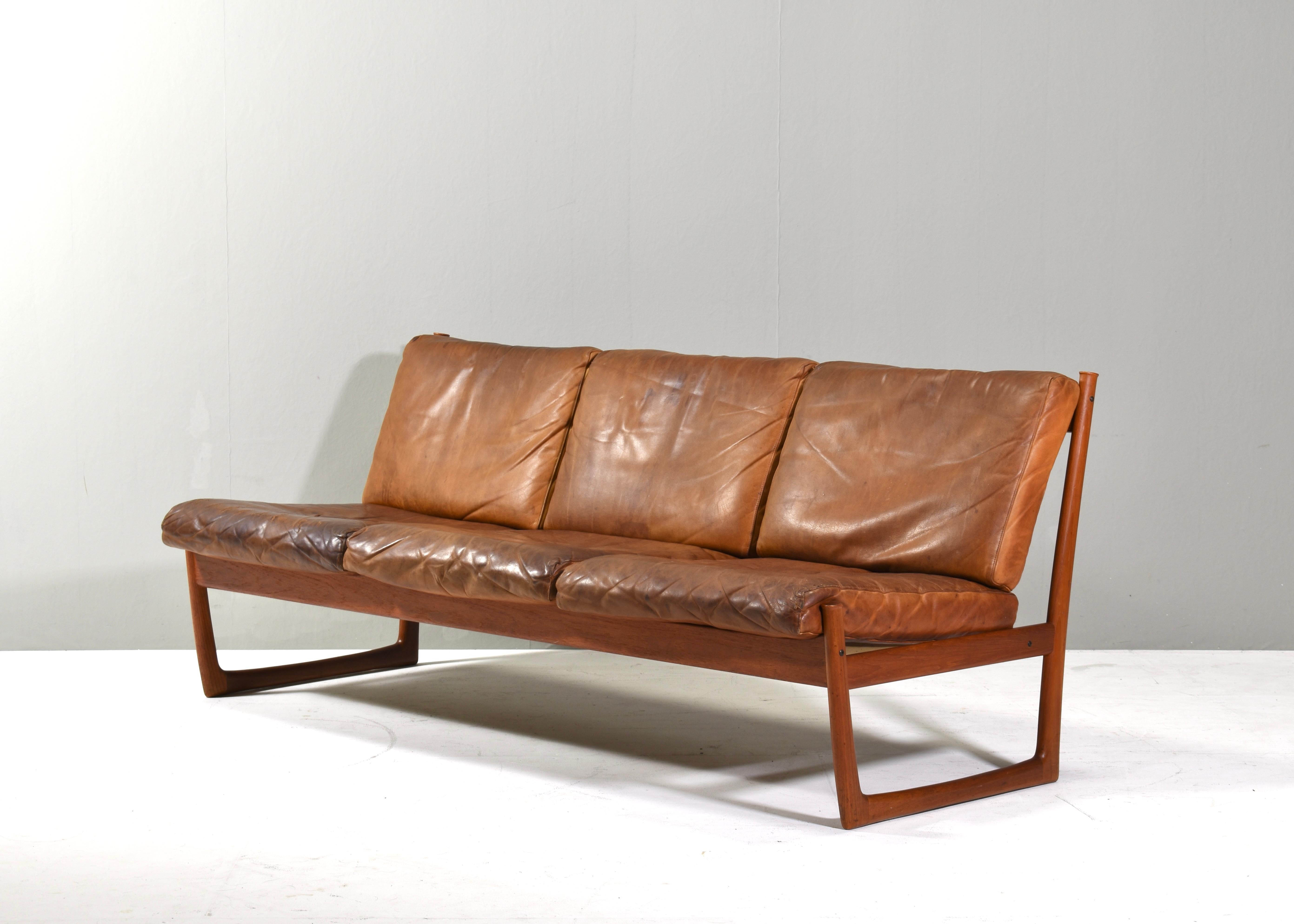 Peter Hvidt & Orla Mølgaard FD130 Teak sofa in Cognac Leather - Denmark, 1950's In Good Condition For Sale In Pijnacker, Zuid-Holland