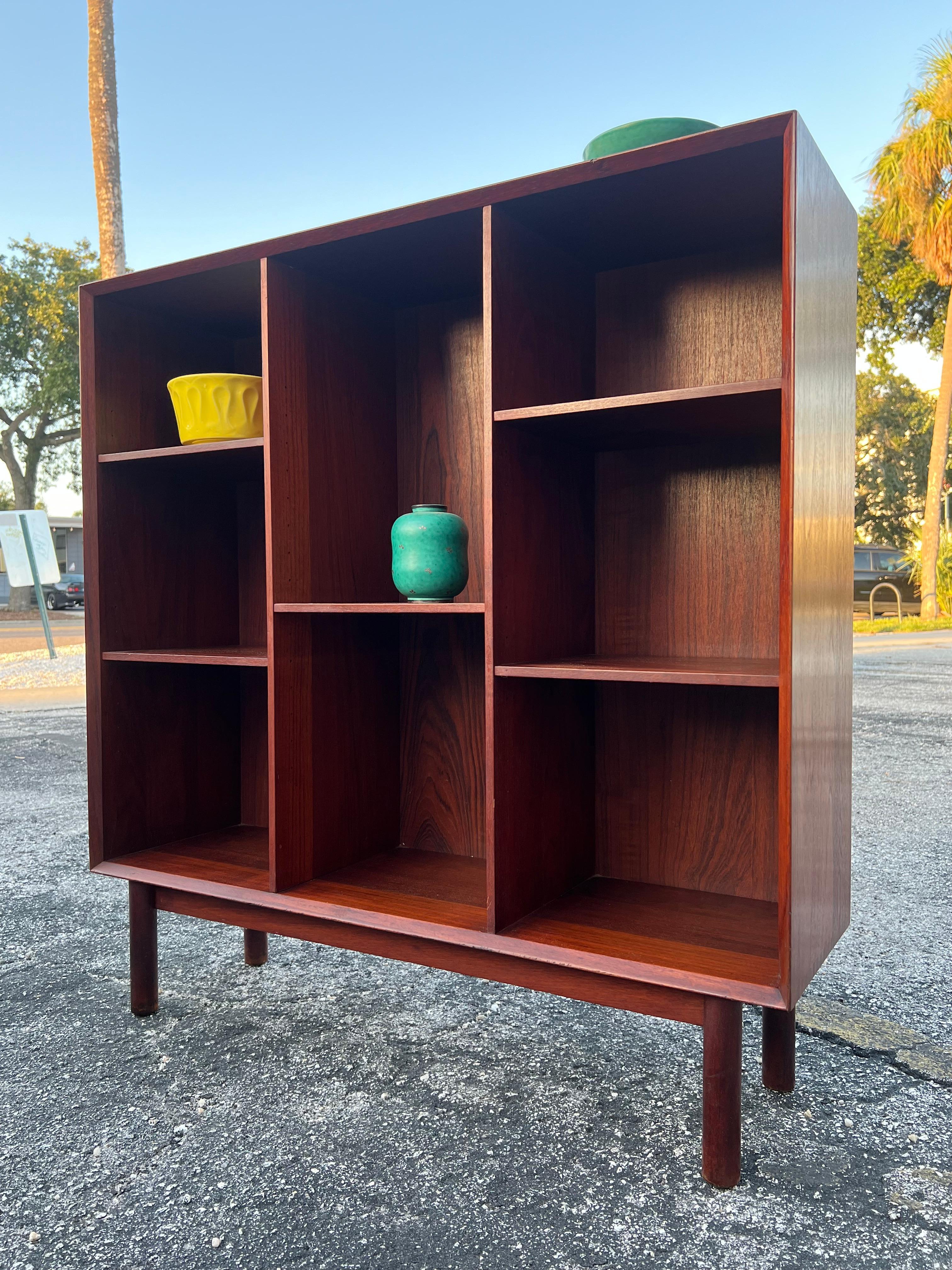 Una vitrina-armario clásica, minimalista y abierta, de Peter Hvidt & Orla Mølgaard-Nielsen para Søborg DK. Preciosa teca con juntas de cola de milano y bonitos detalles. La teca ha adquirido un tono más oscuro/rojizo, casi como el palisandro. Los