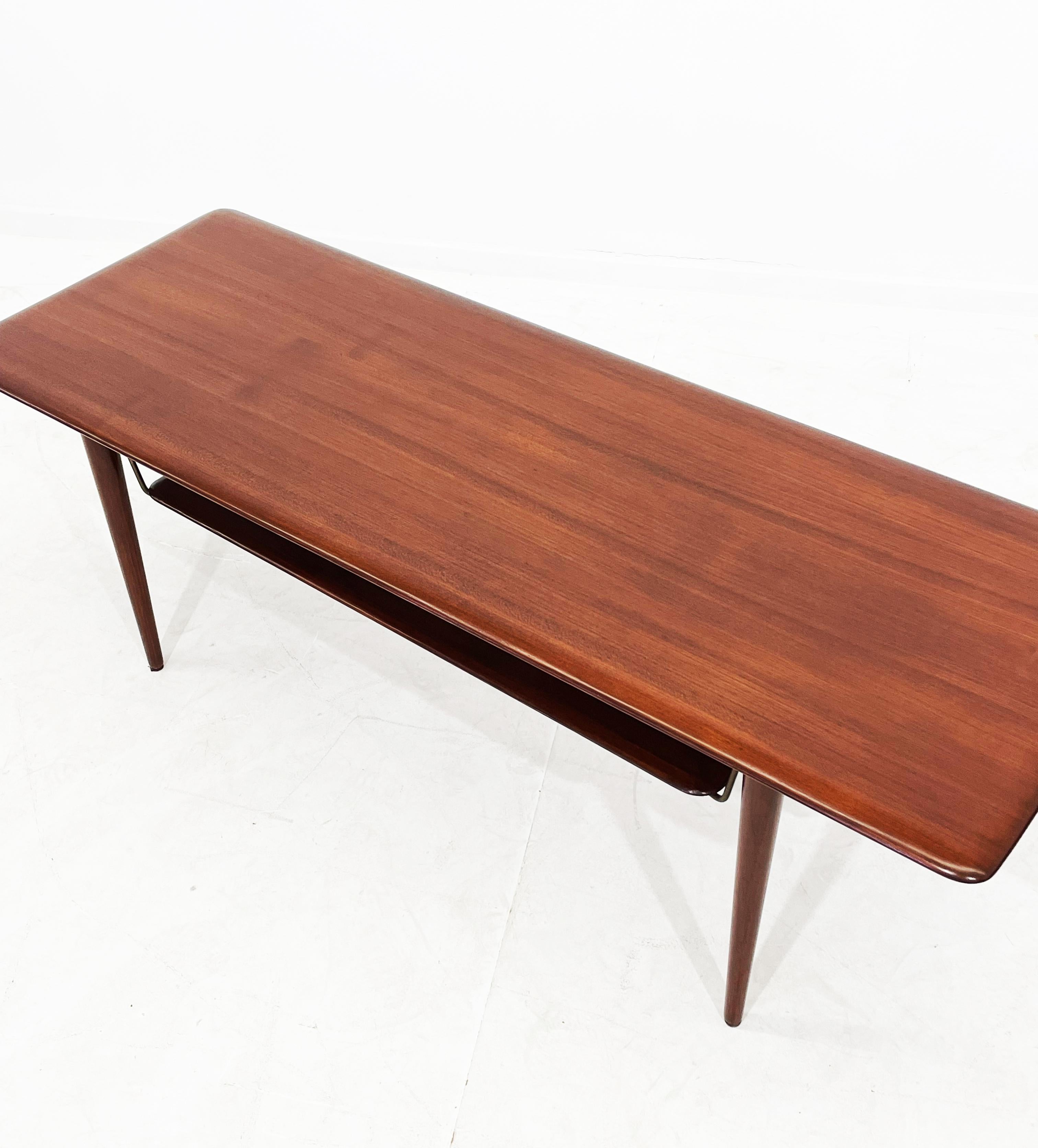 Milieu du XXe siècle Peter Hvidt & Orla Mølgaard-Nielsen Table basse modèle FD-516 , Teck en vente