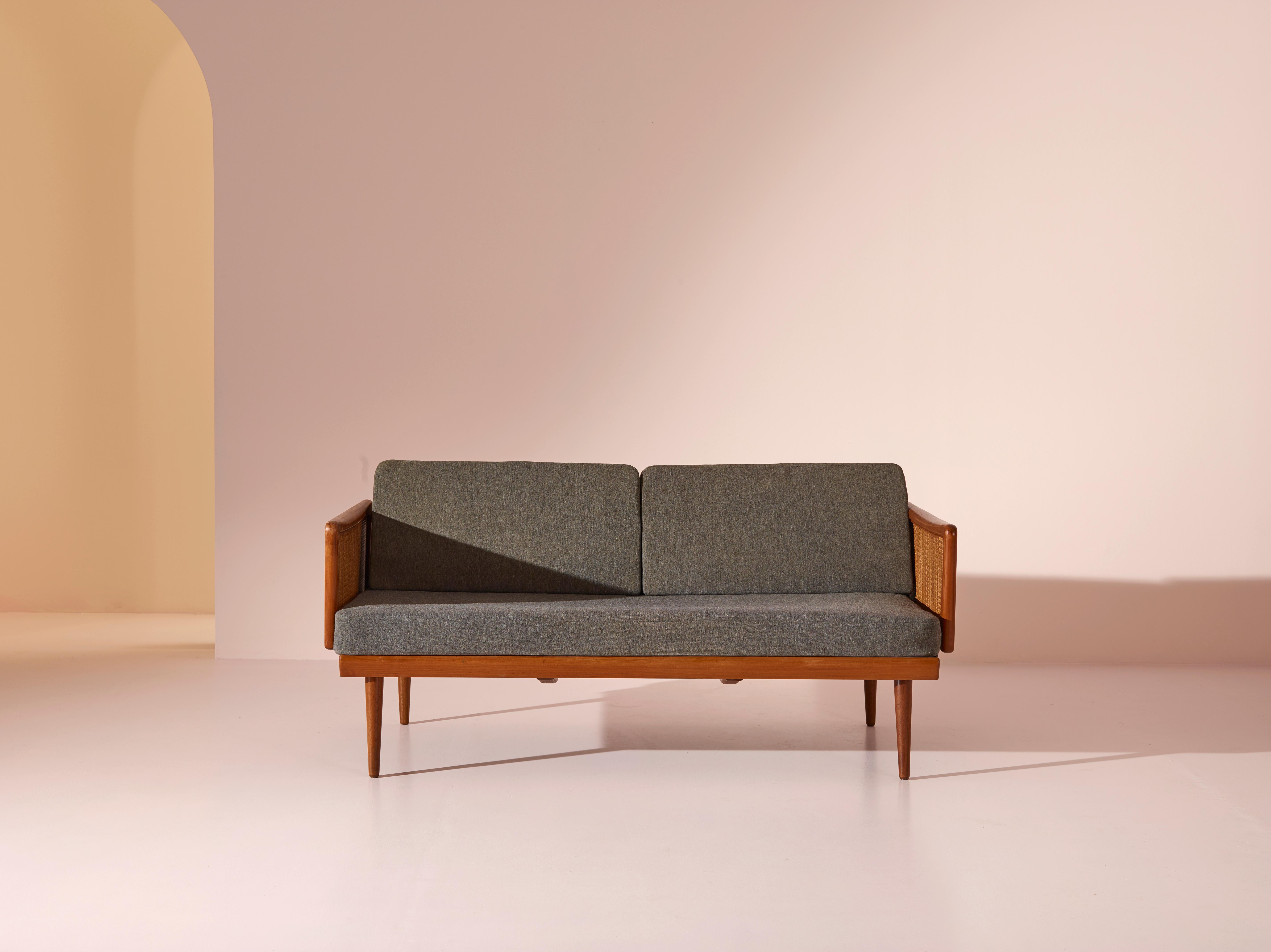 A beautiful FD451 articulated two seater sofa bed, designed by Peter Hvidt and Orla Mølgaard-Nielsen for France & Søn in Denmark around the 1960s.

One interesting feature of this sofa is its articulated armrests, which can be adjusted using a