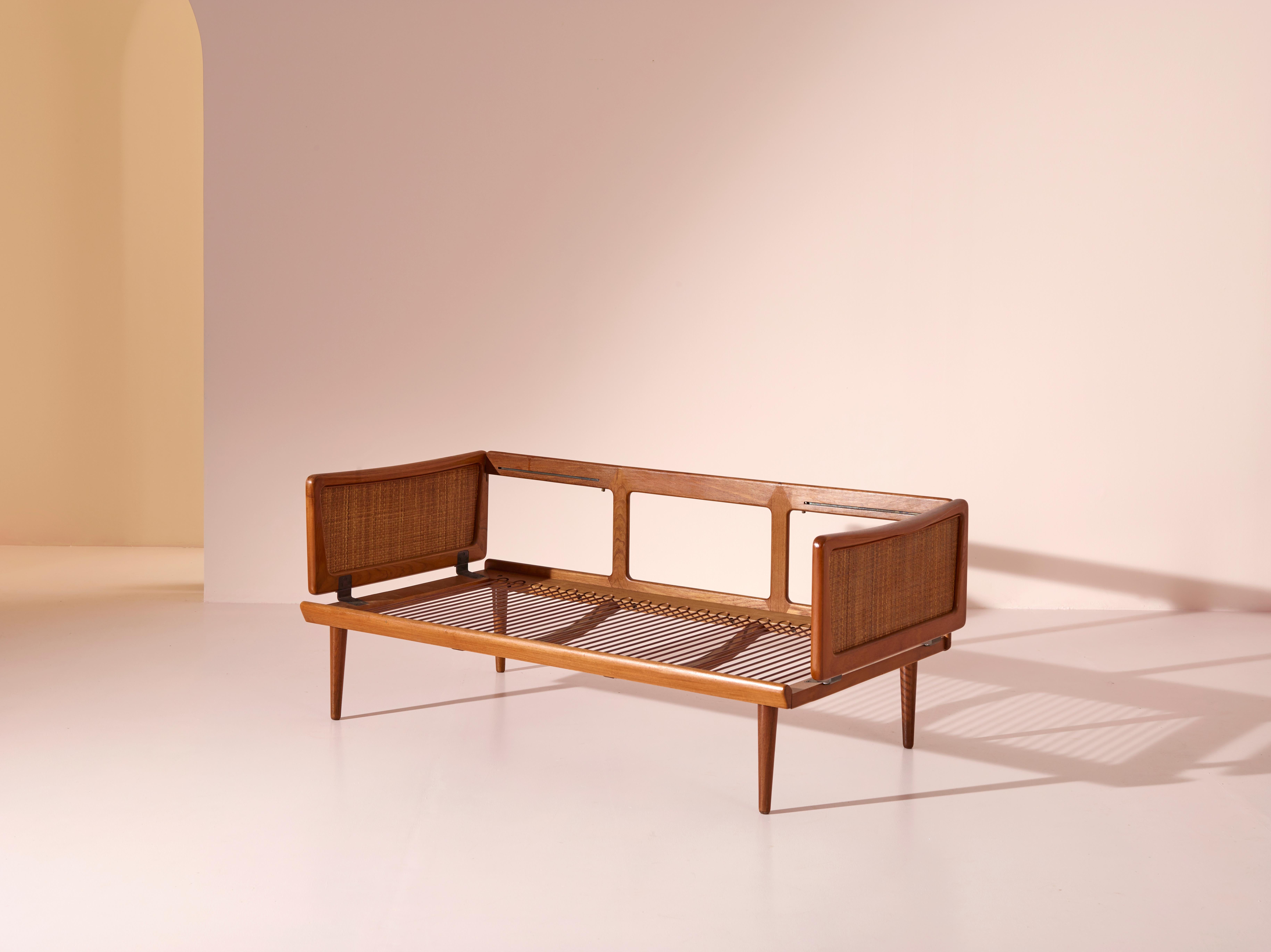 Peter Hvidt & Orla Mølgaard-Nielsen, FD 451 sofa bed for France & Søn, 1960s In Good Condition For Sale In Chiavari, Liguria