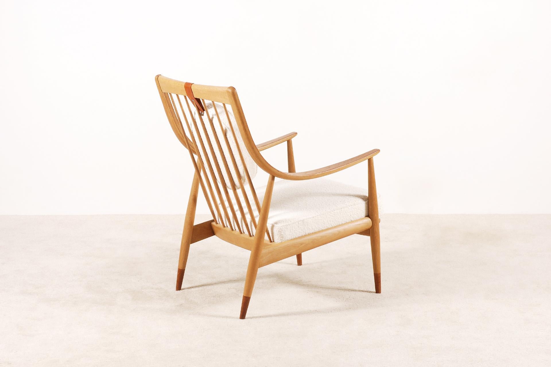 Rare Armchair model FD144 designed in 1953 by Peter Hvidt & Orla Mølgaard-Nielsen. Produced by France & Daverkosen in Denmark.
This easy chair is made of solid oakwood, and has also lovely teak feet and armrests.
Manufacturer stamp marked on the