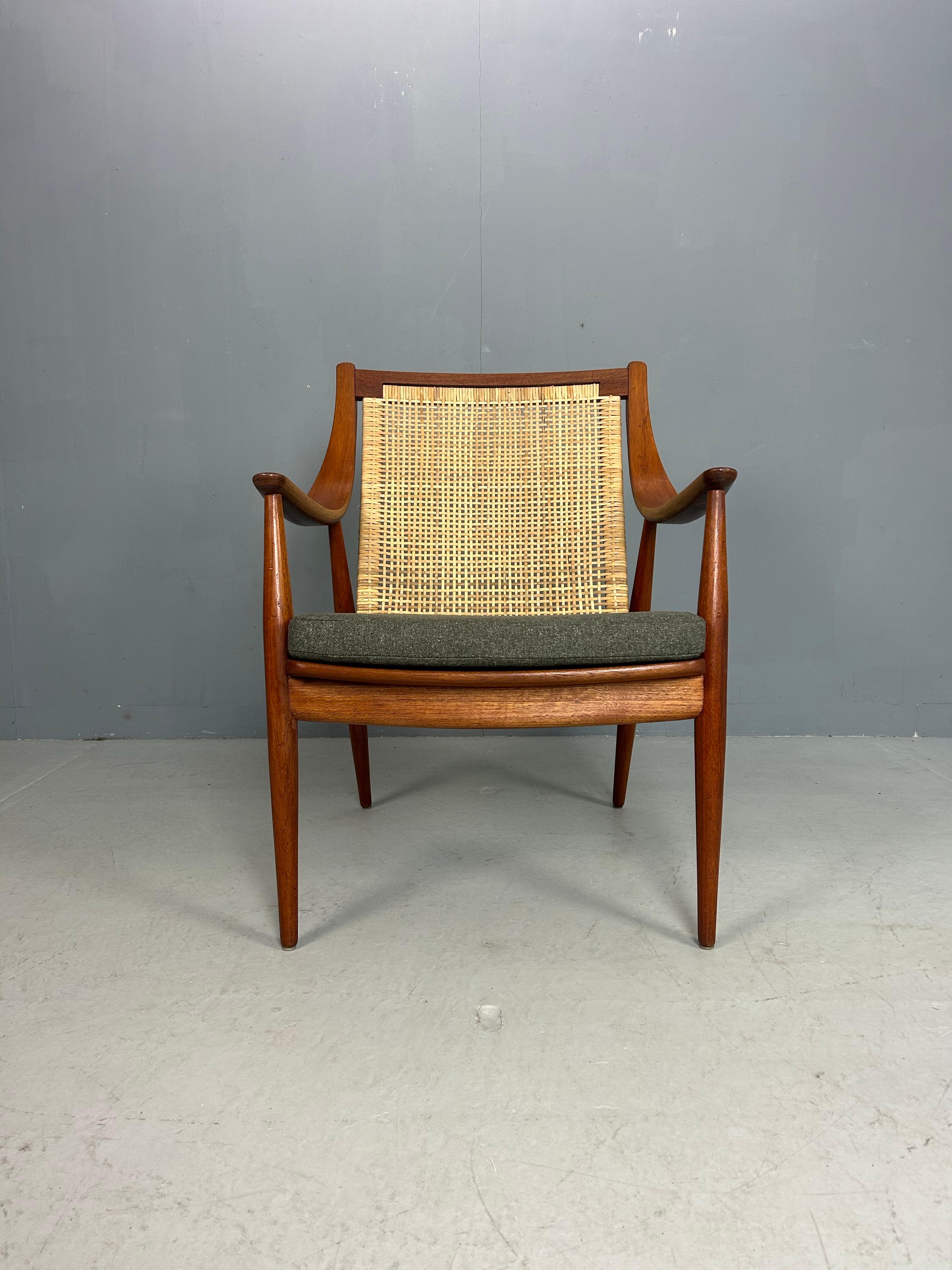Un diseño clásico de una de las mejores parejas danesas de diseñadores de muebles de la historia: Hvidt & Mølgaard, fabricado por France & Daverkosen en la Dinamarca de los años sesenta.
Model No. 146.

Esta butaca ha sido restaurada