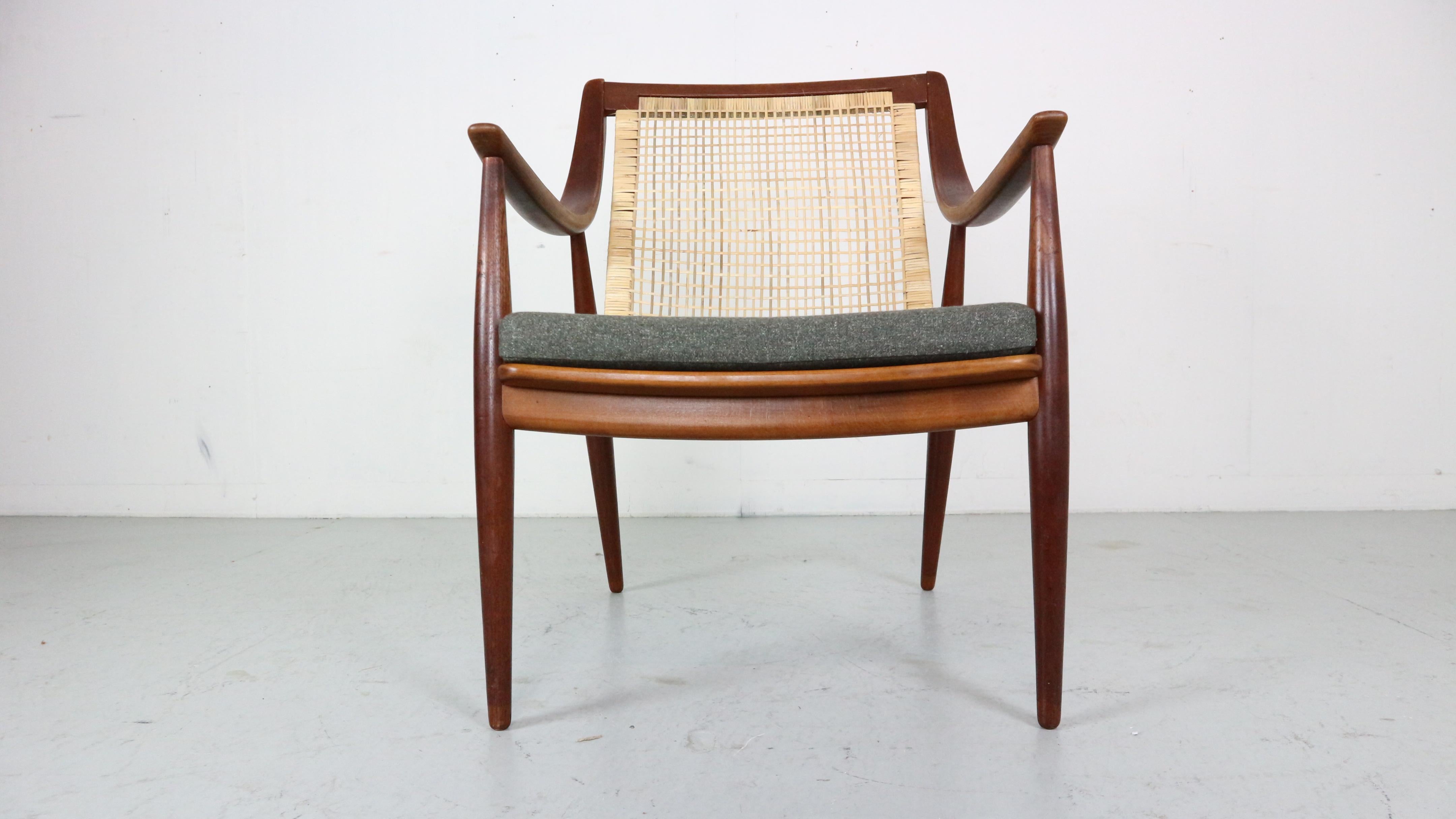 Un design classique réalisé par l'un des plus grands couples de designers danois : Hvidt & Mølgaard, fabriqué par France & Daverkosen dans le Danemark des années 1960.
Numéro de modèle- 146, la chaise a une étiquette d'origine.

Cette chaise longue