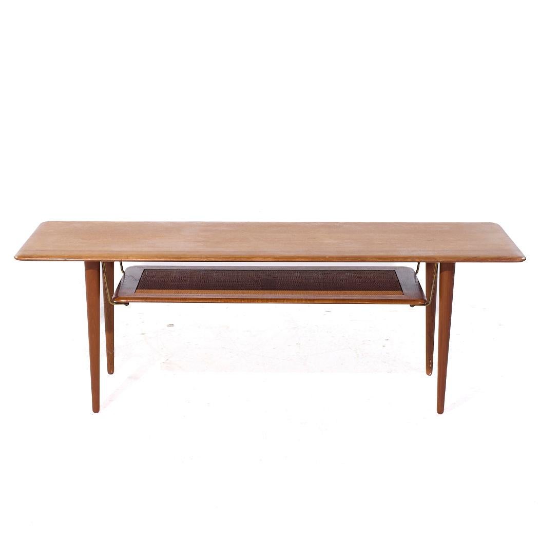 Peter Hvidt & Orla Mølgaard Nielsen pour France and Sons FD 516 Table basse du milieu du siècle en teck, canne et laiton

Cette table basse mesure : 57.75 de large x 19.25 de profond x 19.5 de haut

Tous les meubles peuvent être achetés dans ce que
