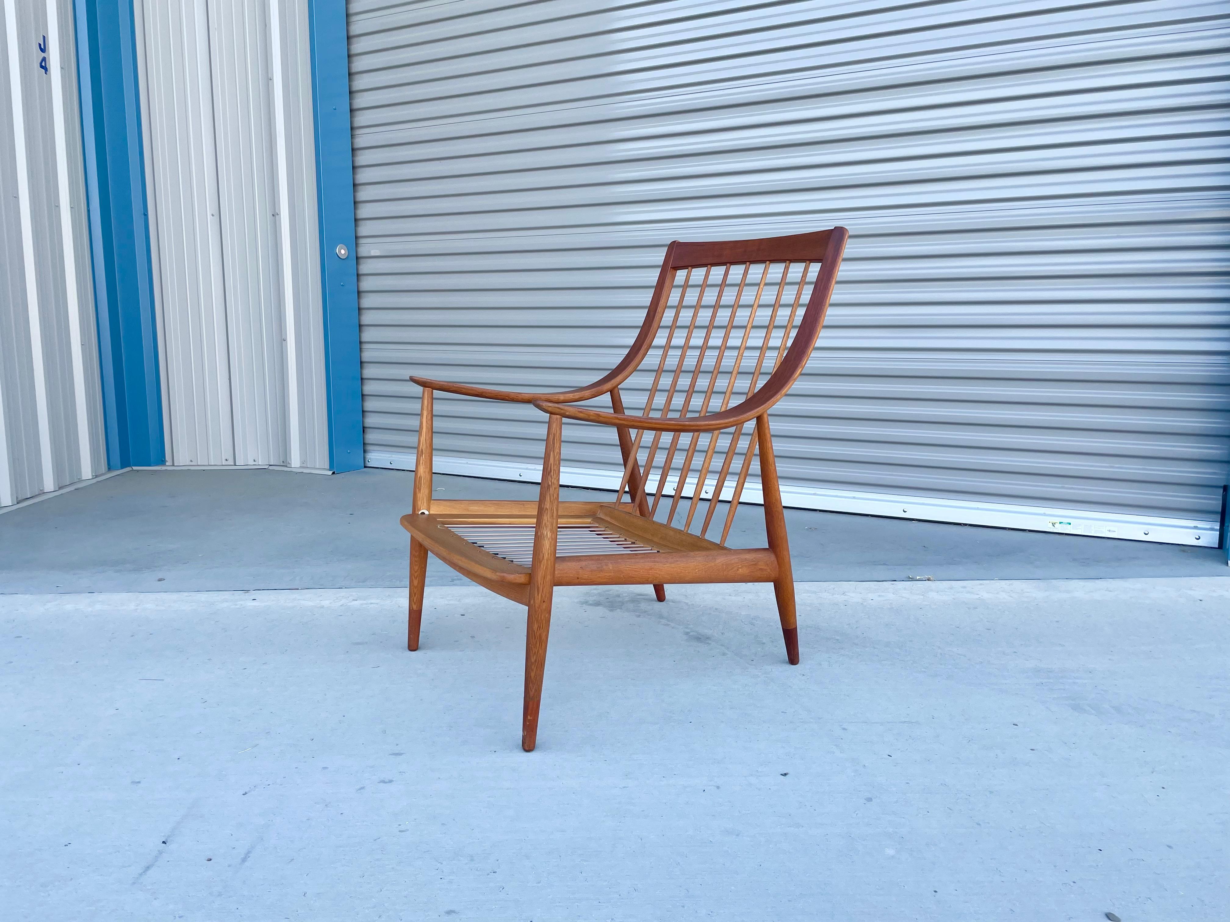 Magnifique fauteuil Peter Hvidt & Orla Mølgaard-Nielsen pour France & Daverkosen fabriqué au Danemark, vers les années 1950. Cette superbe chaise a été conçue avec du teck de la plus haute qualité. Le fauteuil présente des accoudoirs curvilignes en