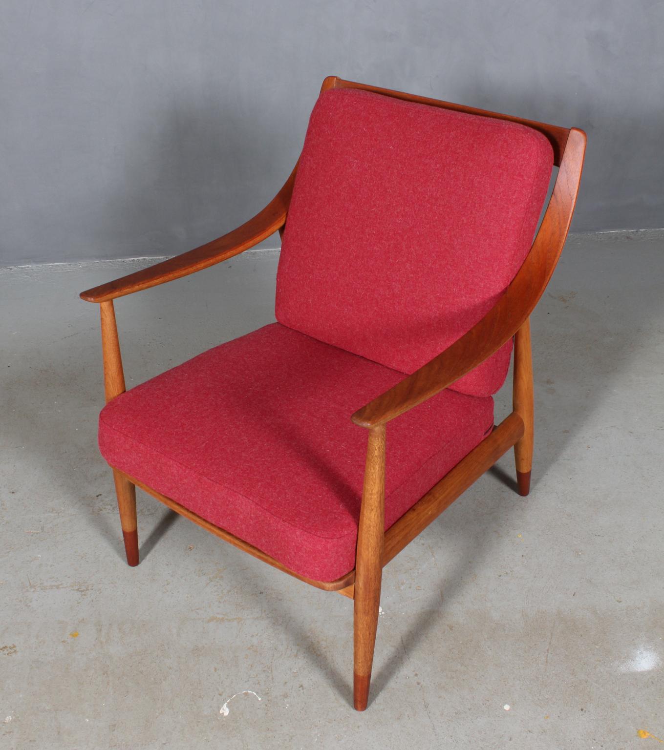 Peter Hvidt & Orla Mølgaard Nielsen lounge chair new upholstered with red Divinia Melange 100 % New Zealand wool.

Frame in teak and oak.

Made by France & Daverkosen.