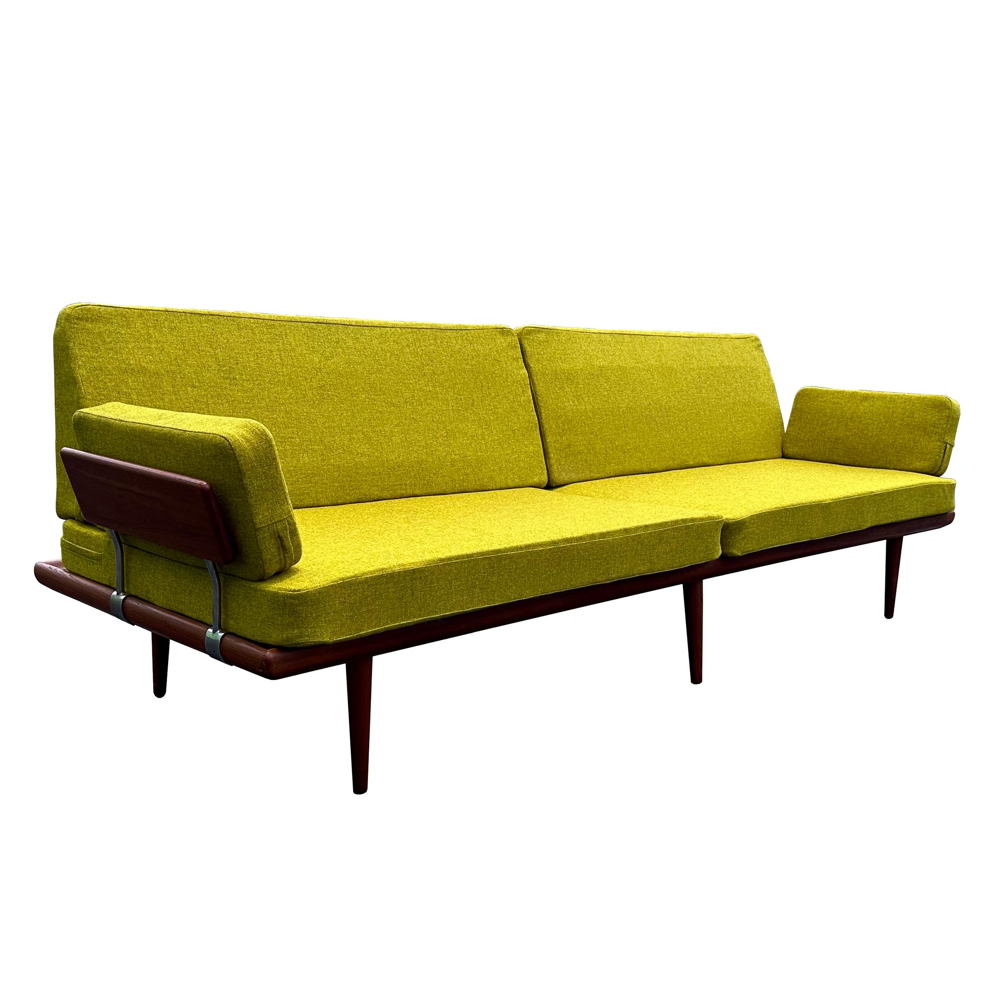Vintage Rare Extra Long Danish modern Minerva Daybed Sofa. Peter Hvidt & Orla Mølgaard-Nielsen per John Stuart, circa 1960.  Bellissimo design elegante di metà secolo. Raro formato extra lungo. Imbottitura originale in lana verde e cuscini a molle