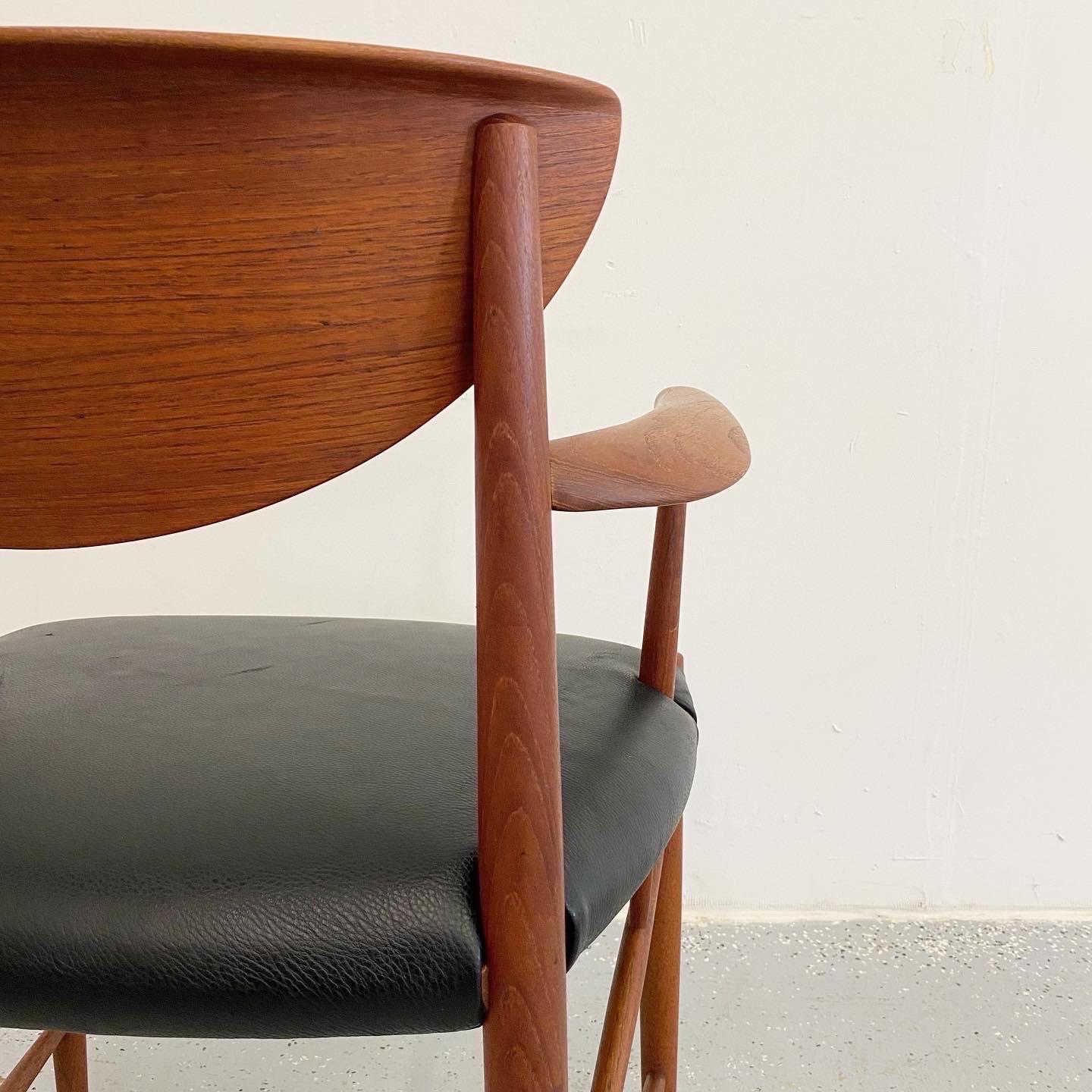 Excellent ensemble de quatre fauteuils danois de Peter Hvidt & Orla Mølgaard Nielsen. Les cadres en teck sculpté sont en très bon état et les sièges en cuir ont été récemment rembourrés et présentent des éraflures mineures. Les chaises sont robustes