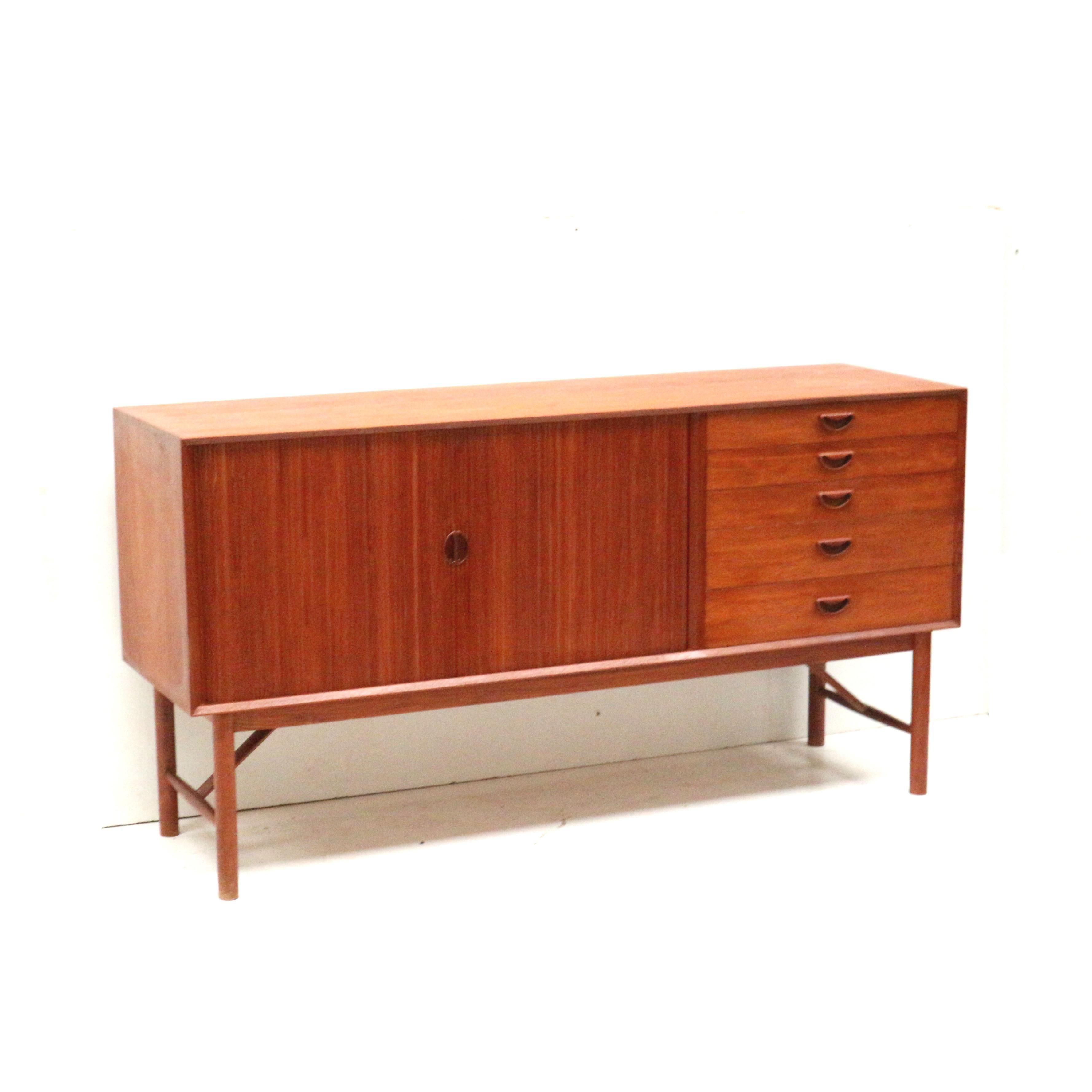 Credenza di Peter Hvidt & Orla Mølgaard-Nielsen per Søborg Mobler.

Che bella scoperta, questo raro mobile a tamburo con 5 cassetti. Un design eccezionale con gambe in legno massiccio e bellissime giunture agli angoli. Un fantastico pezzo di design