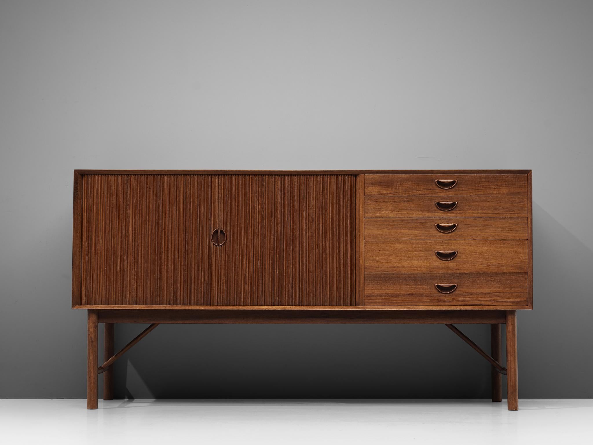 Peter Hvidt & Orla Mølgaard Nielsen for Soborg Møbelfabrik, sideboard, teak, Denmark, 1959.

High quality and fine designed credenza in teak by Danish designer duo Peter Hvidt and Orla Mølgaard Nielsen. This cabinet shows beautiful detailed