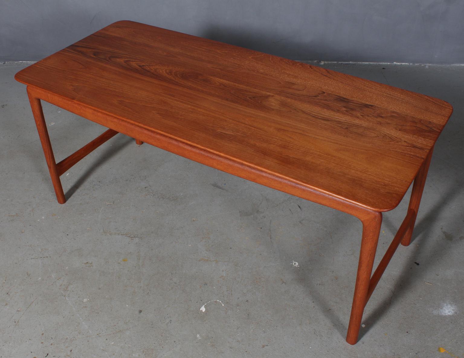 Peter Hvidt & Orla Mølgaard Nielsen sofa table in sold teak.

Brass detail.

Made by France & Daverkosen in the 1960s.