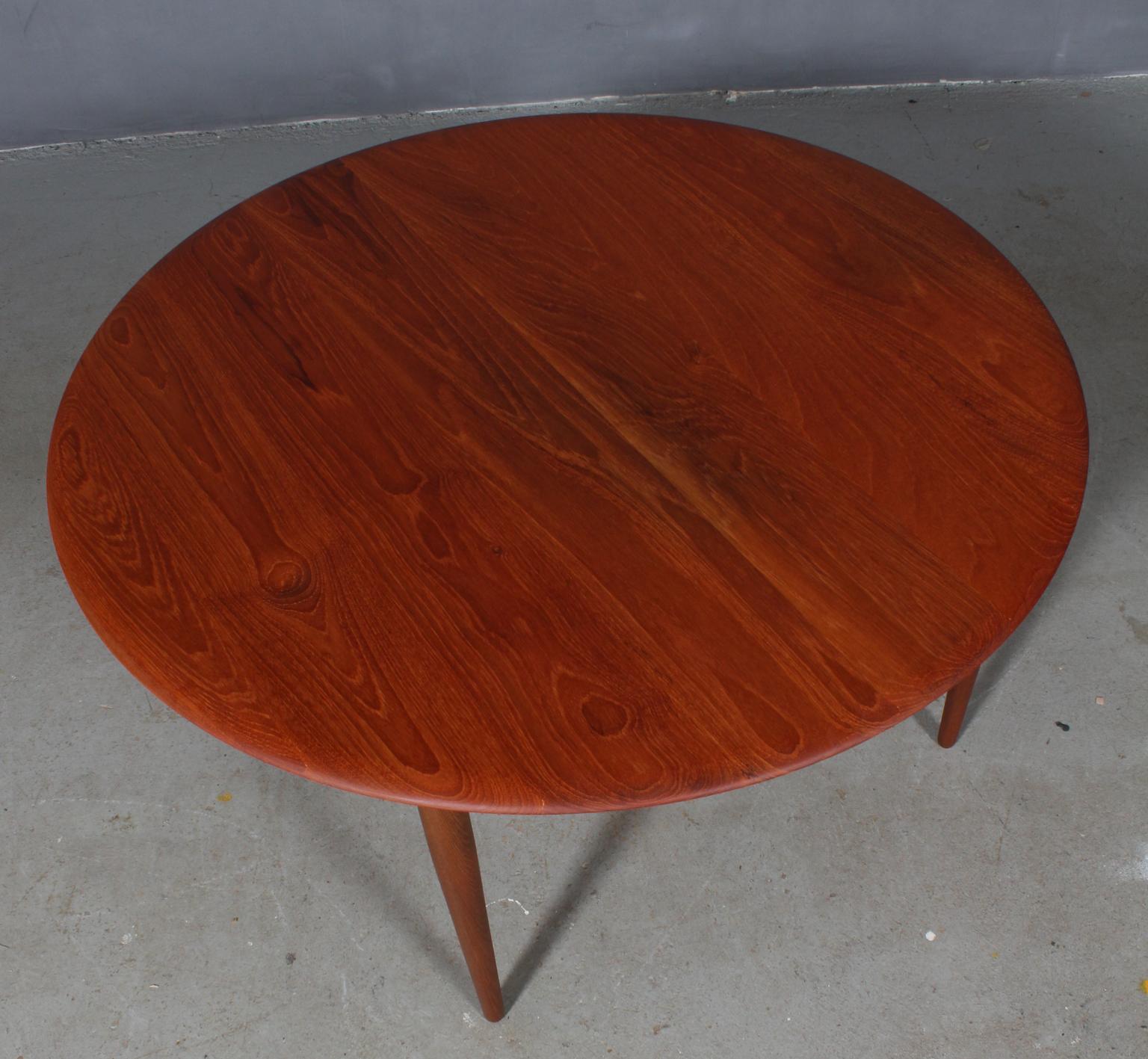 Peter Hvidt & Orla Mølgaard Nielsen sofa table in sold teak.

Made by France & Daverkosen in the 1960s.