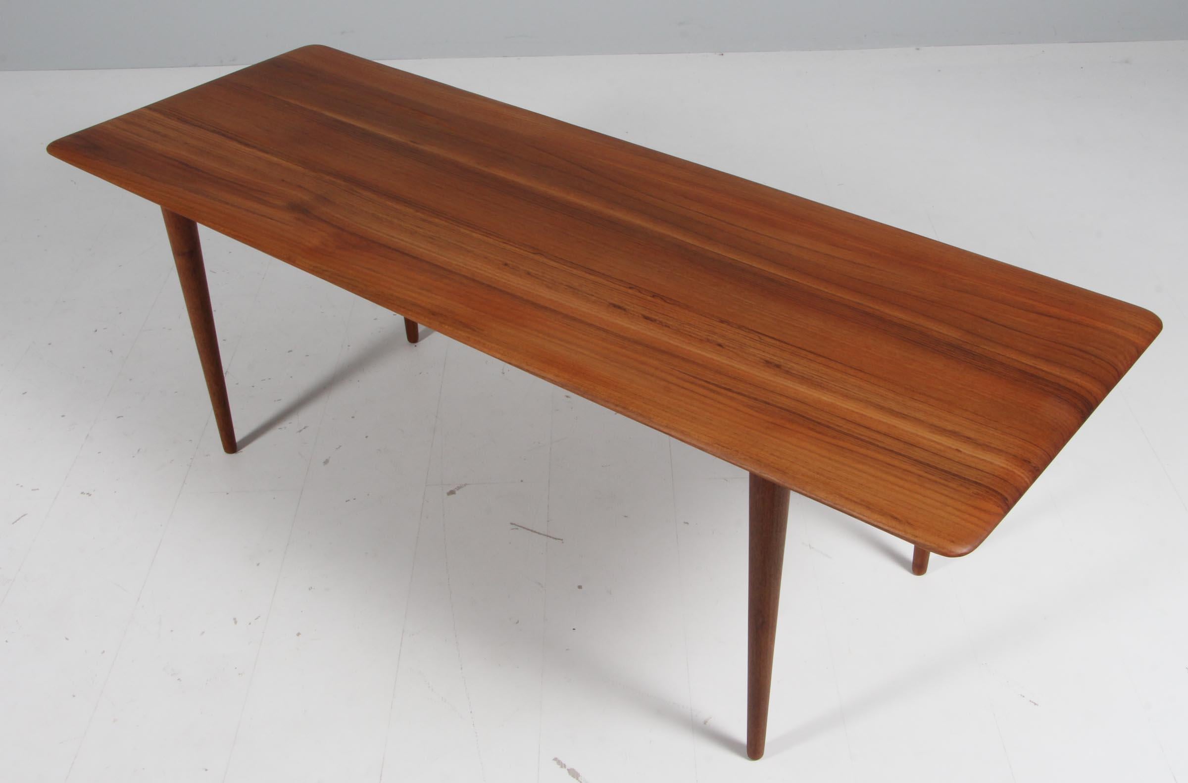 Table de canapé Nielsen de Peters Hvidt & Orla Mølgaard en teck vendu.

Fabriqué par France & Daverkosen dans les années 1960.