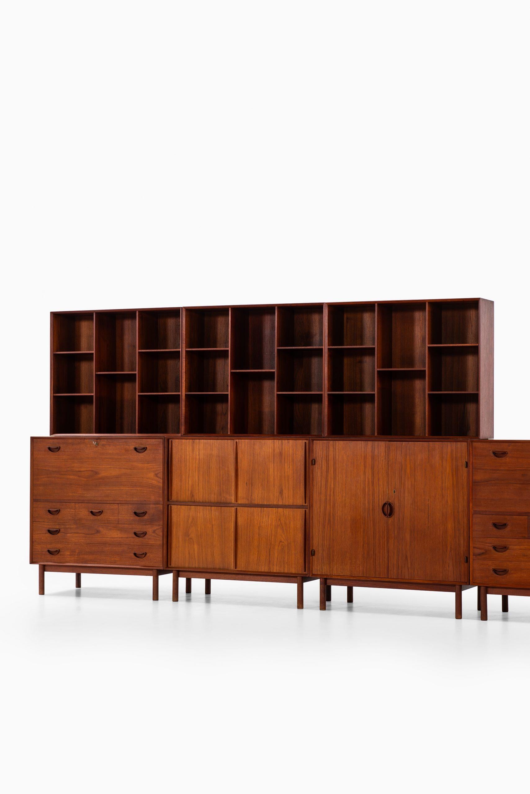 Very rare storage system designed by Peter Hvidt & Orla Mølgaard-Nielsen. Produced by Søborg Møbler in Denmark.
Dimensions cabinet (W x D x H): 90 x 48 x 94 cm.
Dimensions bookcase (W x D x H): 90 x 27 x 76 cm.