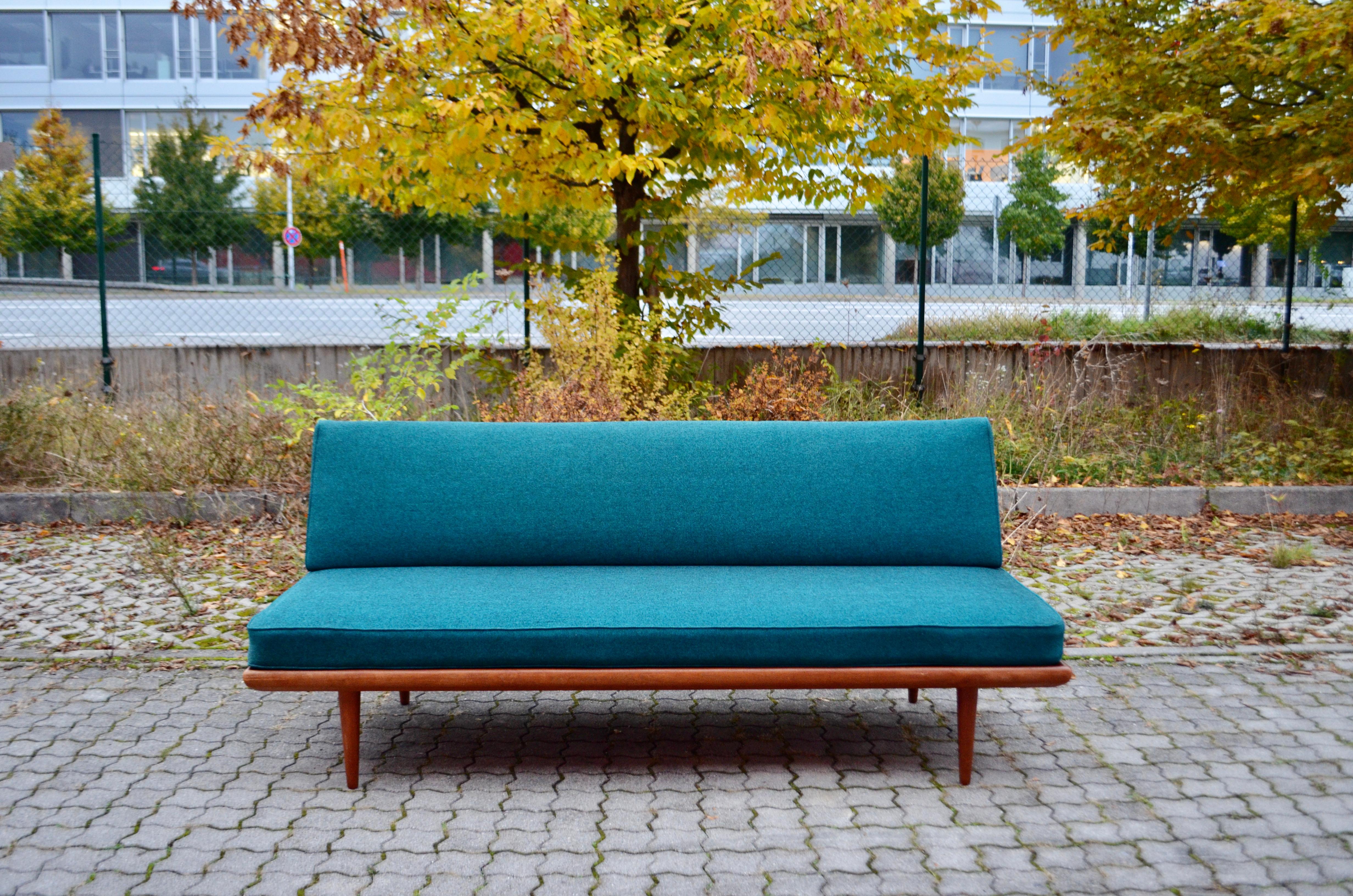 Mid century daybed modell minerva by Peter Hvidt & Orla Mølgaard-Nielsen for France & Son.
The frame is made of solid teak wood.
The fabric is a turquoise colour Halingdal from Kvadrat in mint condition.
It was upholstered new.