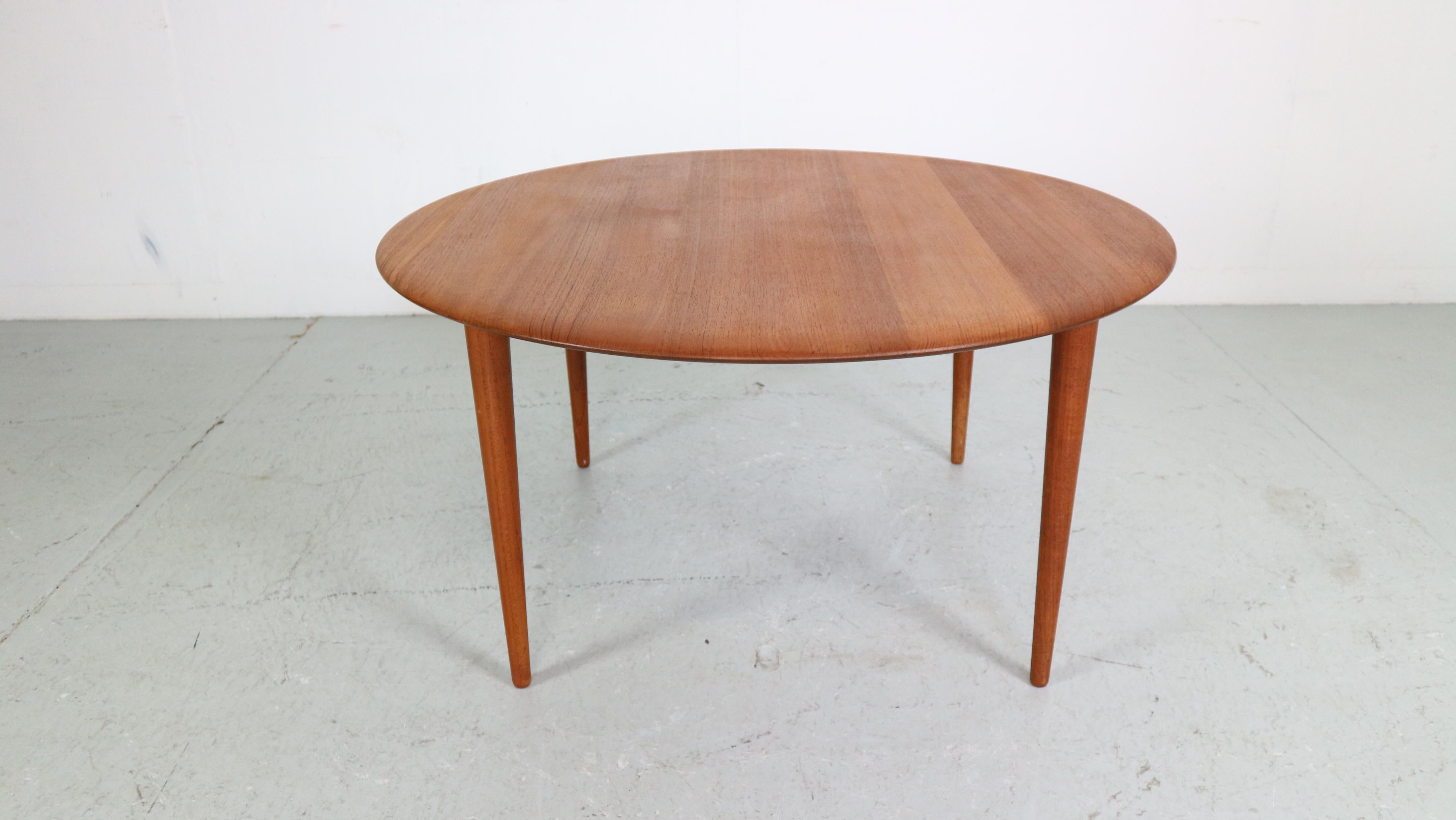 Cette table basse ronde a été conçue par Peter Hvidt & Orla Mølgaard-Nielsen et a été produite par France & Søn dans les années 1950, au Danemark.
Cette table circulaire est fabriquée en bois de teck massif et présente un design d'une simplicité
