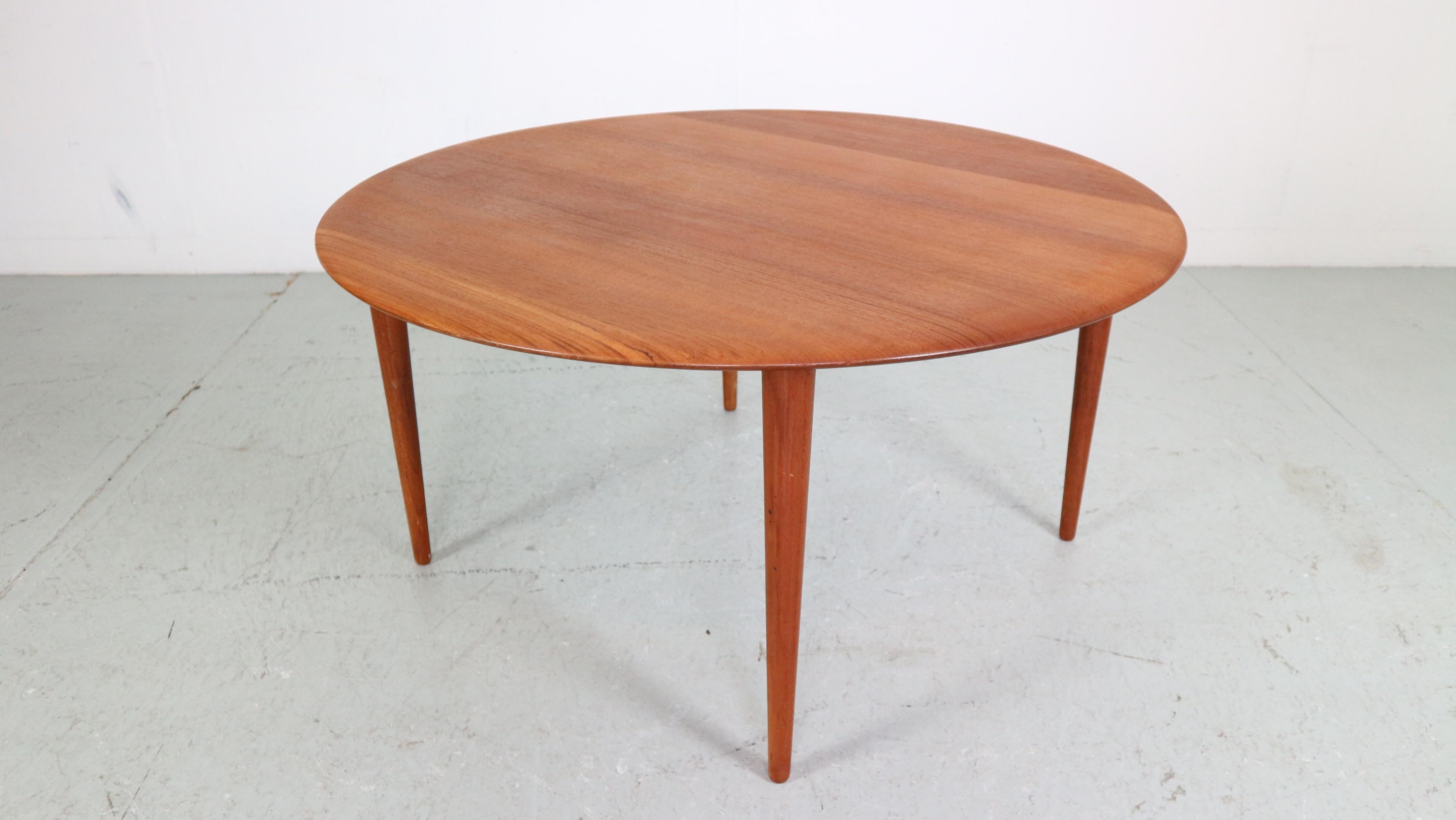 Peter Hvidt& Orla Mølgaard Nielsen Teak Round Coffee Table for France& Son, 1950 In Good Condition For Sale In The Hague, NL