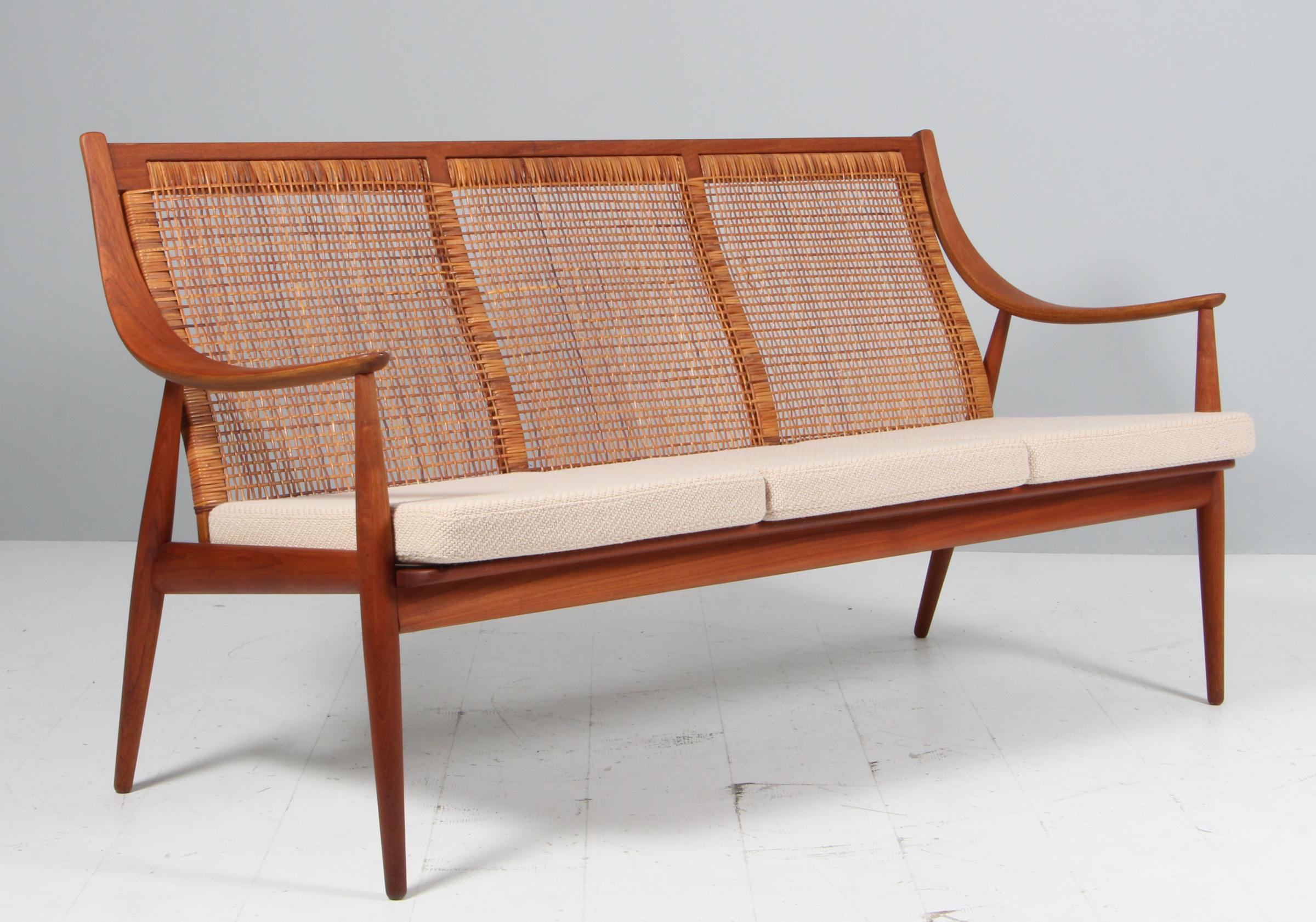 Peter Hvidt & Orla Mølgaard-Nielsen divano a tre posti con schienale in canna. Nuovo rivestimento in tessuto Coda di Kvadrat.

Telaio in teak e Oak.

Prodotto da France & Daverkosen.