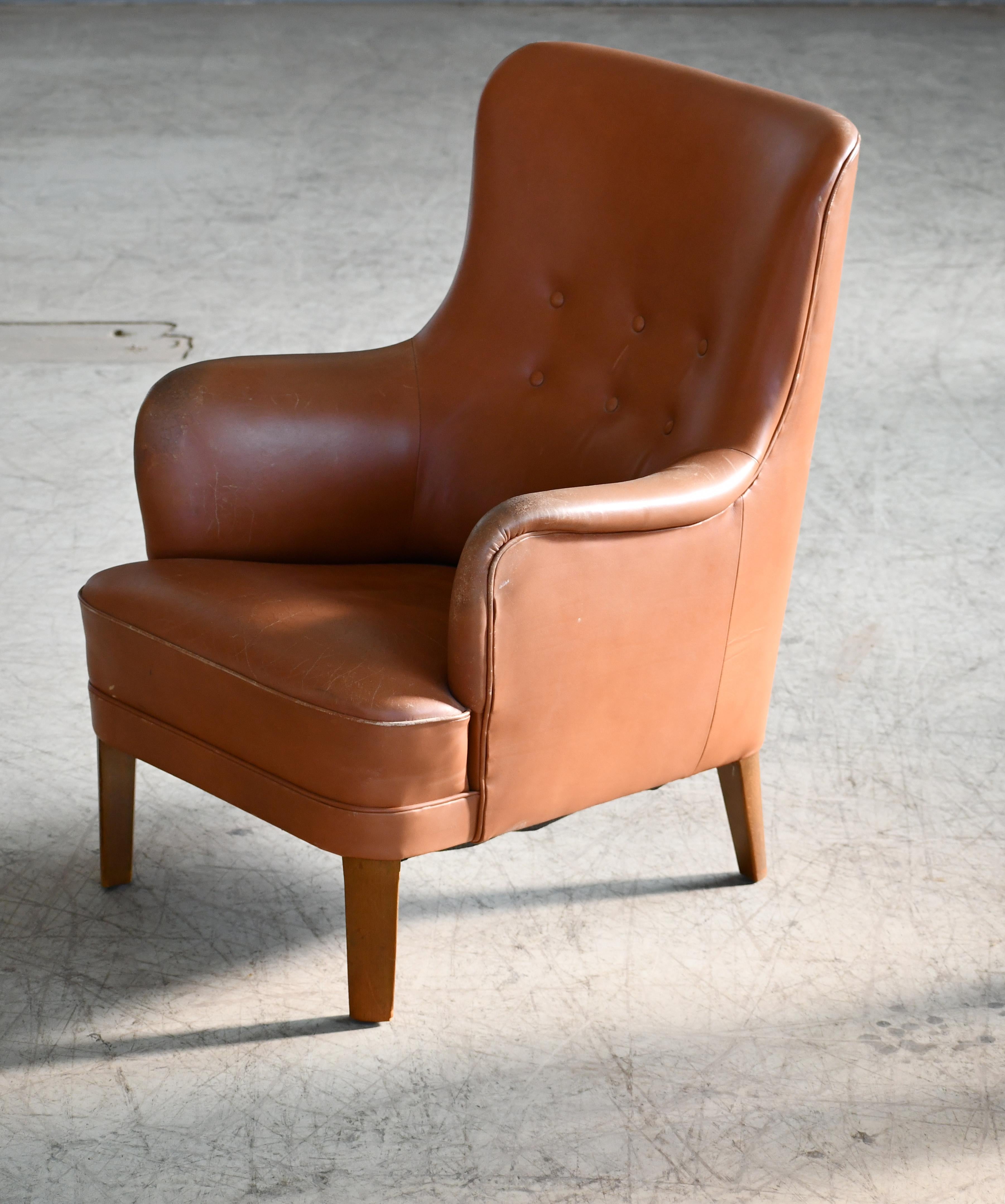 Cuir Fauteuil de salon danois classique en cuir des années 1950 de Peter Hvidt & Orla Molgaard en vente