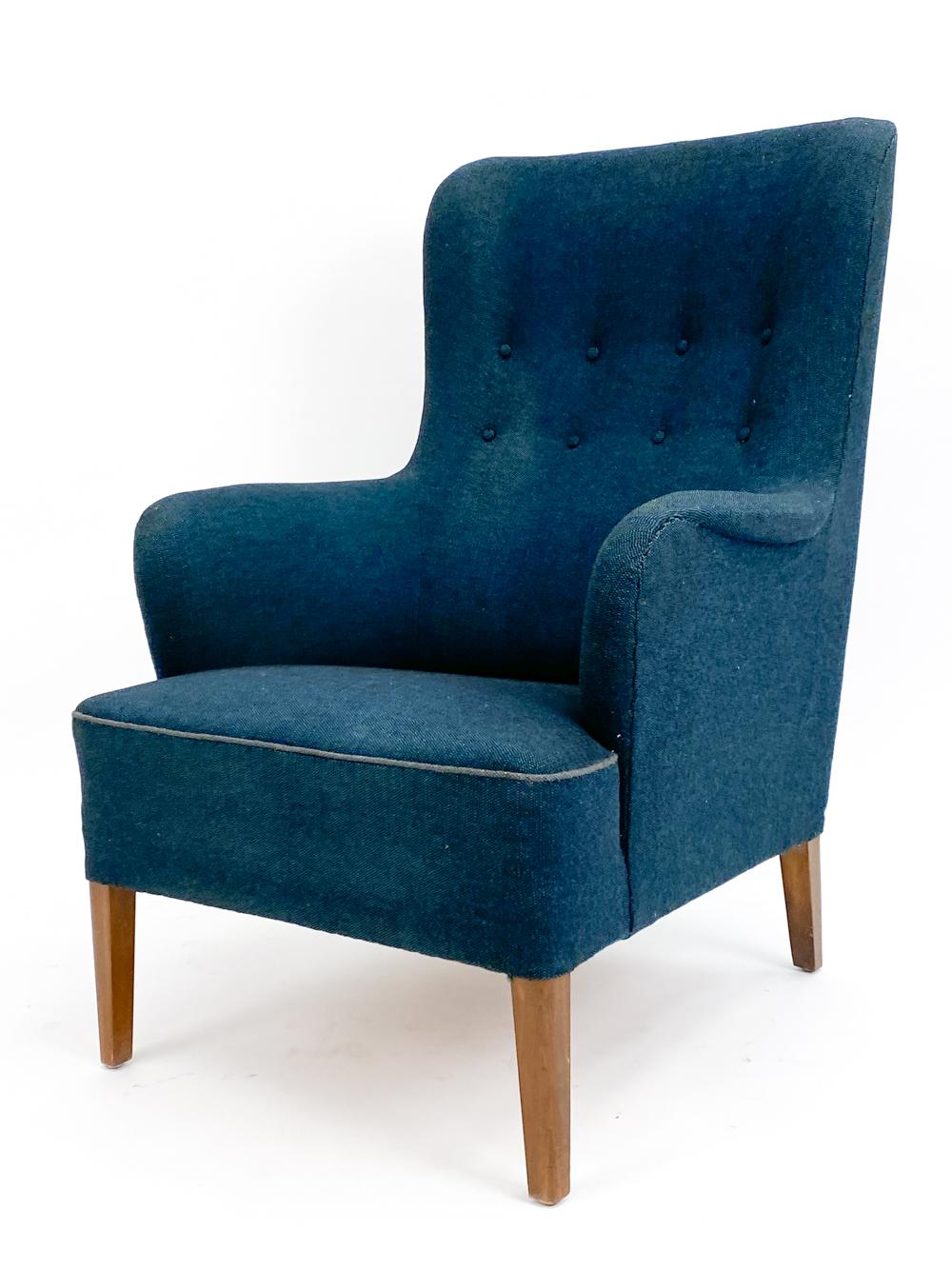This a rare Model 1748 lounge chair, the result of a collaborative design by the esteemed Danish duo Peter Hvidt & Orla Mølgaard. The chair was produced by the iconic Fritz Hansen in Denmark during the 1940s. This chair embodies the early hallmarks