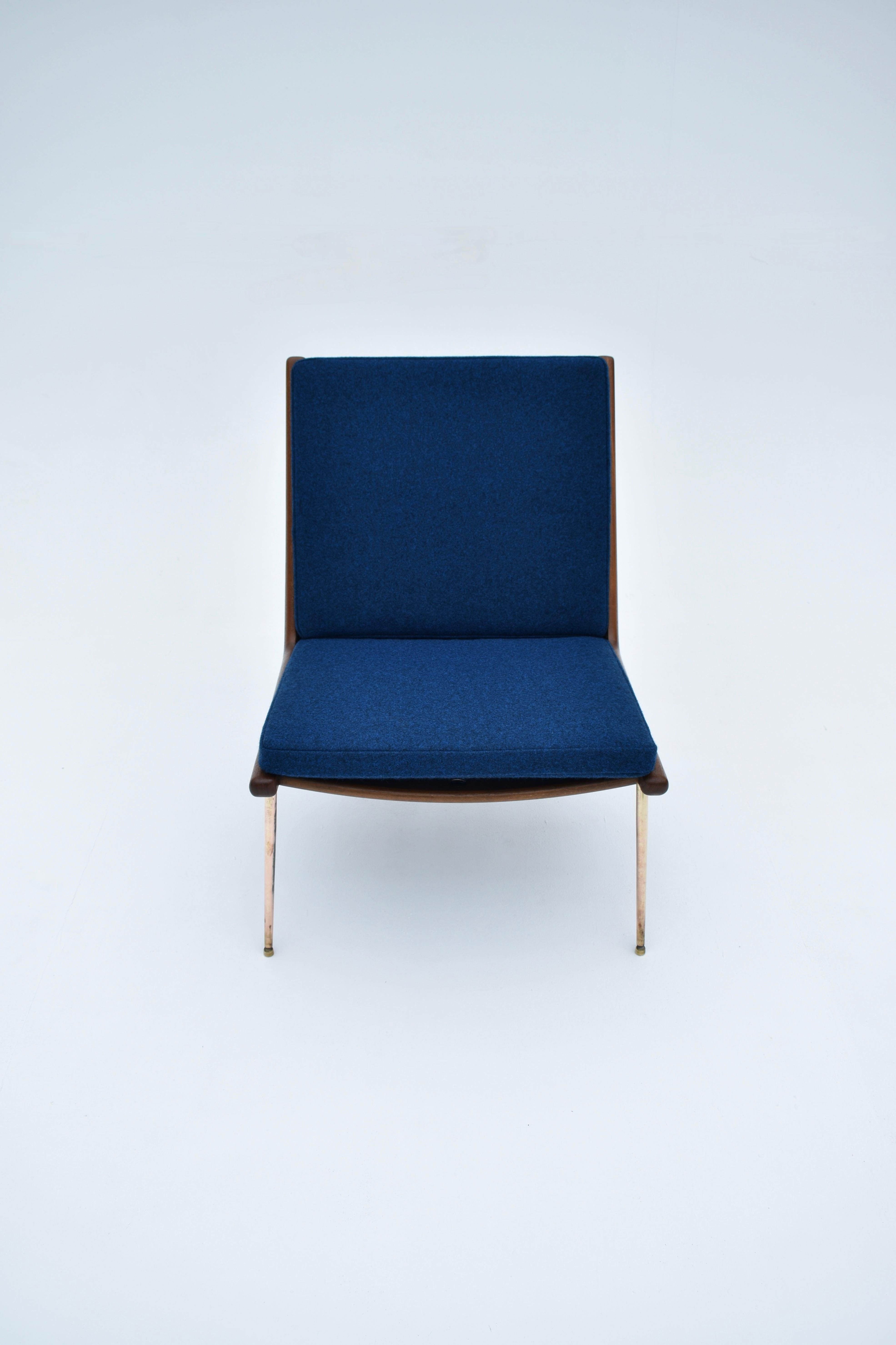 Der 1954 von den Architekten Peter Hvidt & Orla Molgaard Nielsen entworfene Boomerang-Stuhl ist einer der elegantesten Stuhldesigns der Mid-Century-Zeit.

Der wunderschön gefertigte Rahmen steht auf schlanken, vermessingten Beinen, die ein wunderbar