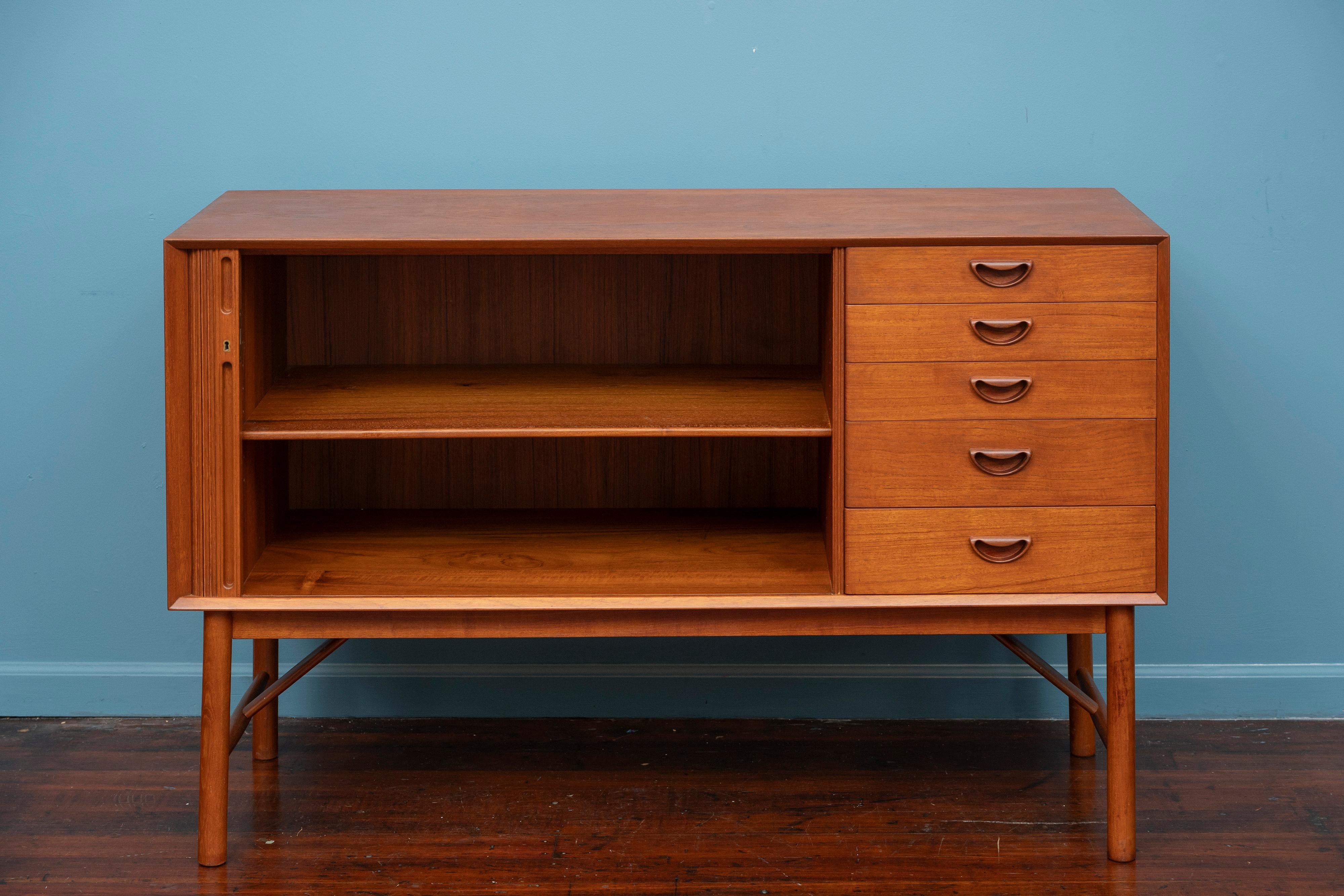 Peter Hvidt & Orla Molgaard-Nielsen Credenza, Model 309 In condizioni buone in vendita a San Francisco, CA