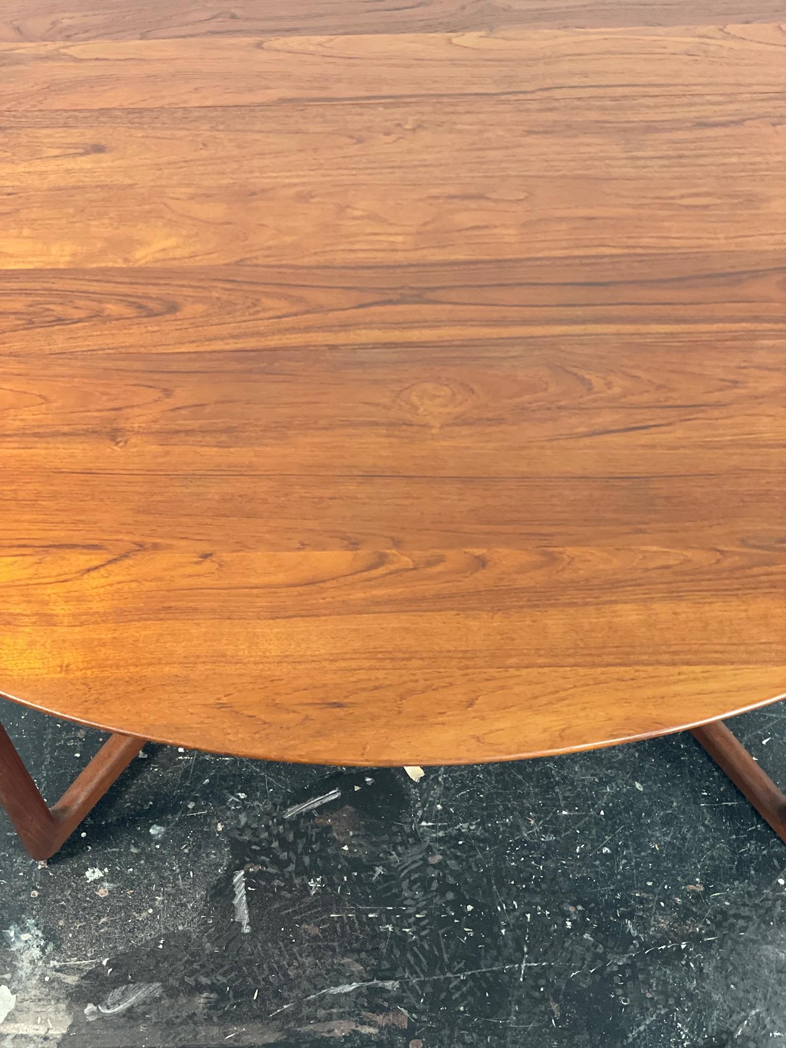 Peter Hvidt & Orla Molgaard-Nielsen Drop Leaf Dining Table in Solid Teak In Good Condition For Sale In San Diego, CA