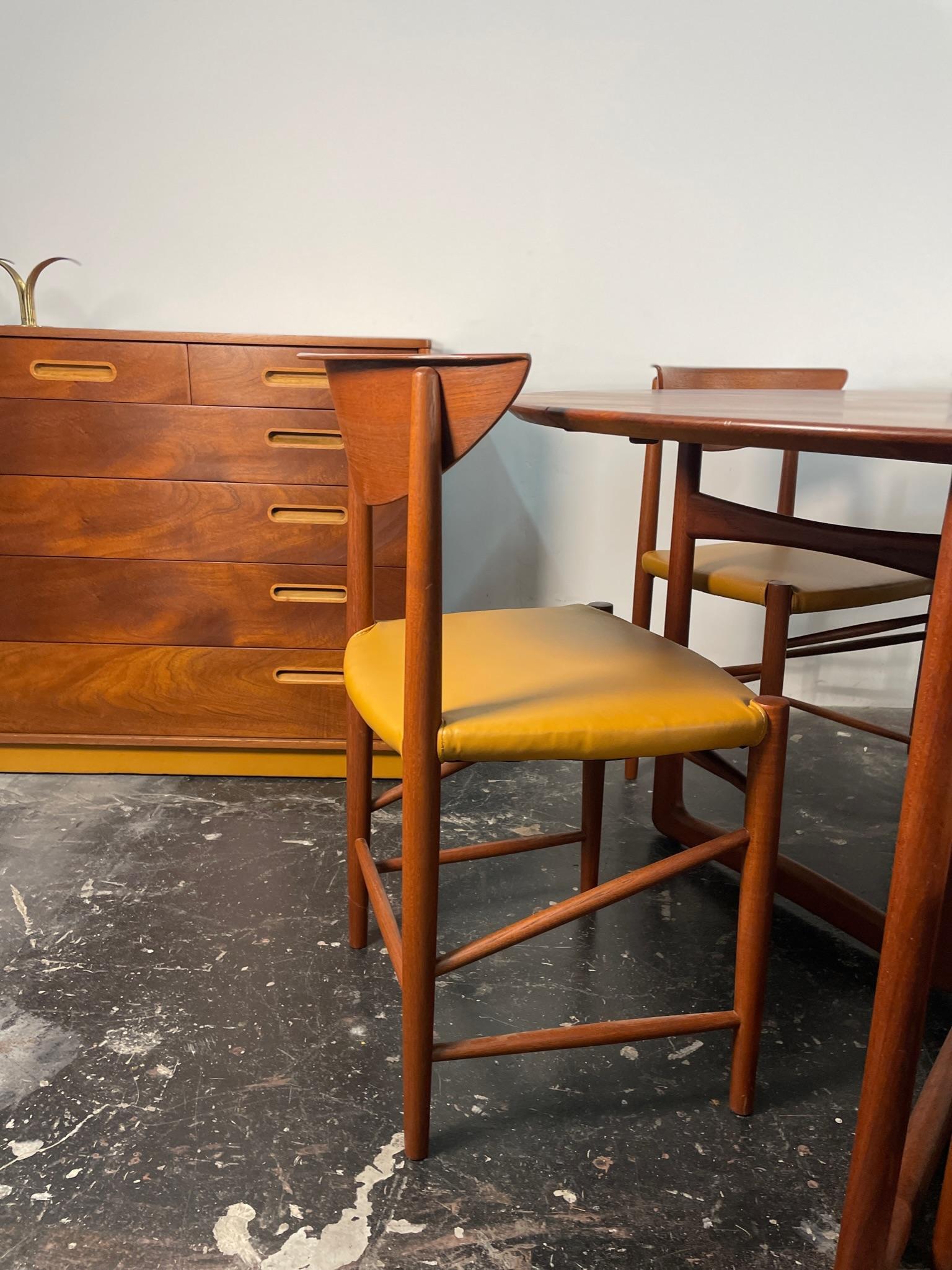 Mid-20th Century Peter Hvidt & Orla Molgaard-Nielsen Drop Leaf Dining Table in Solid Teak For Sale