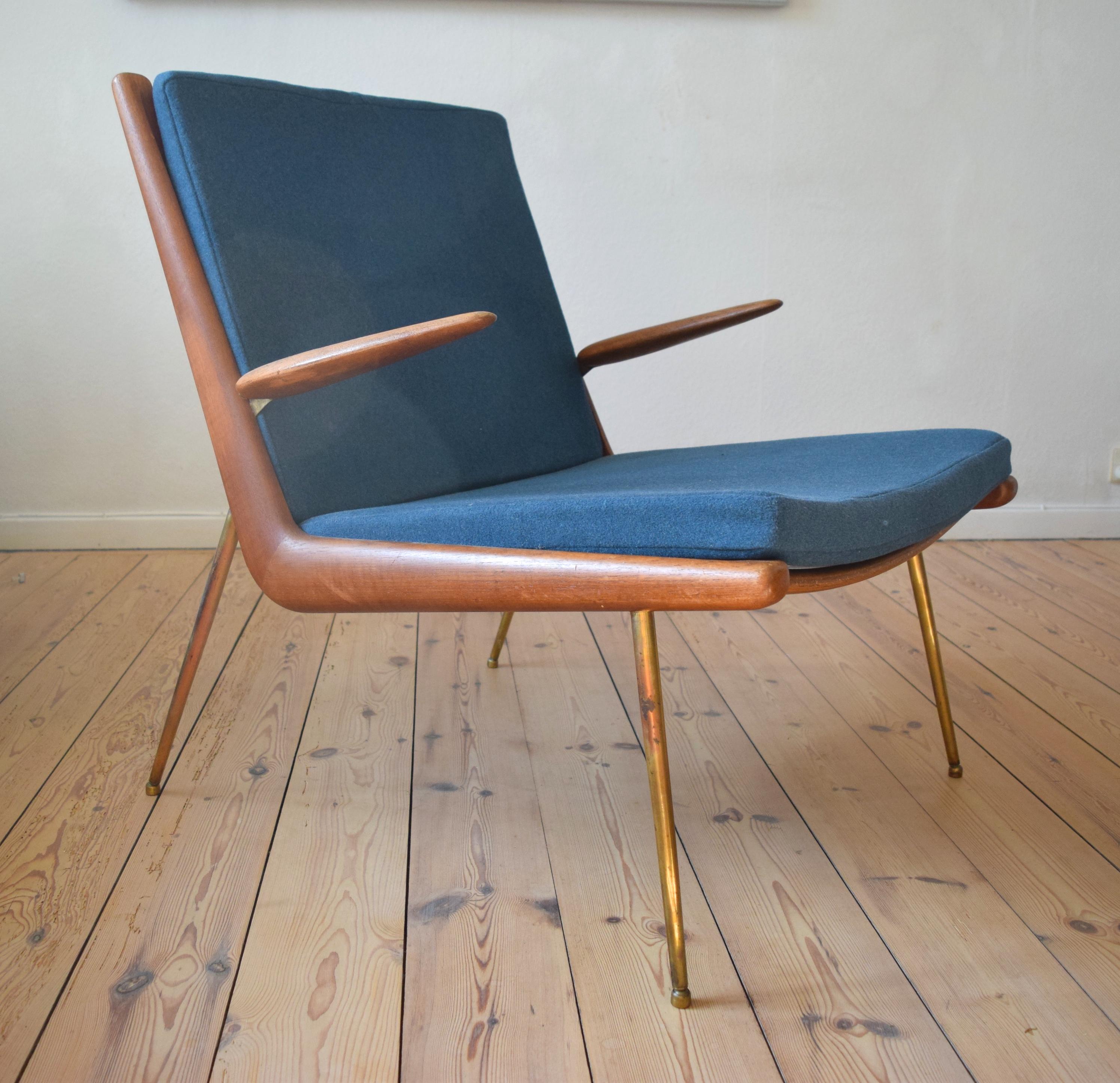 Peter Hvidt & Orla Molgaard-Nielsen

FD-135 boomerang chair, circa 1959.

Produced by France & Daverkosen, Denmark. Teak frame with steel legs and fittings. This iconic chair consist of a boomarang-shaped frame, resting on brass-colored metal