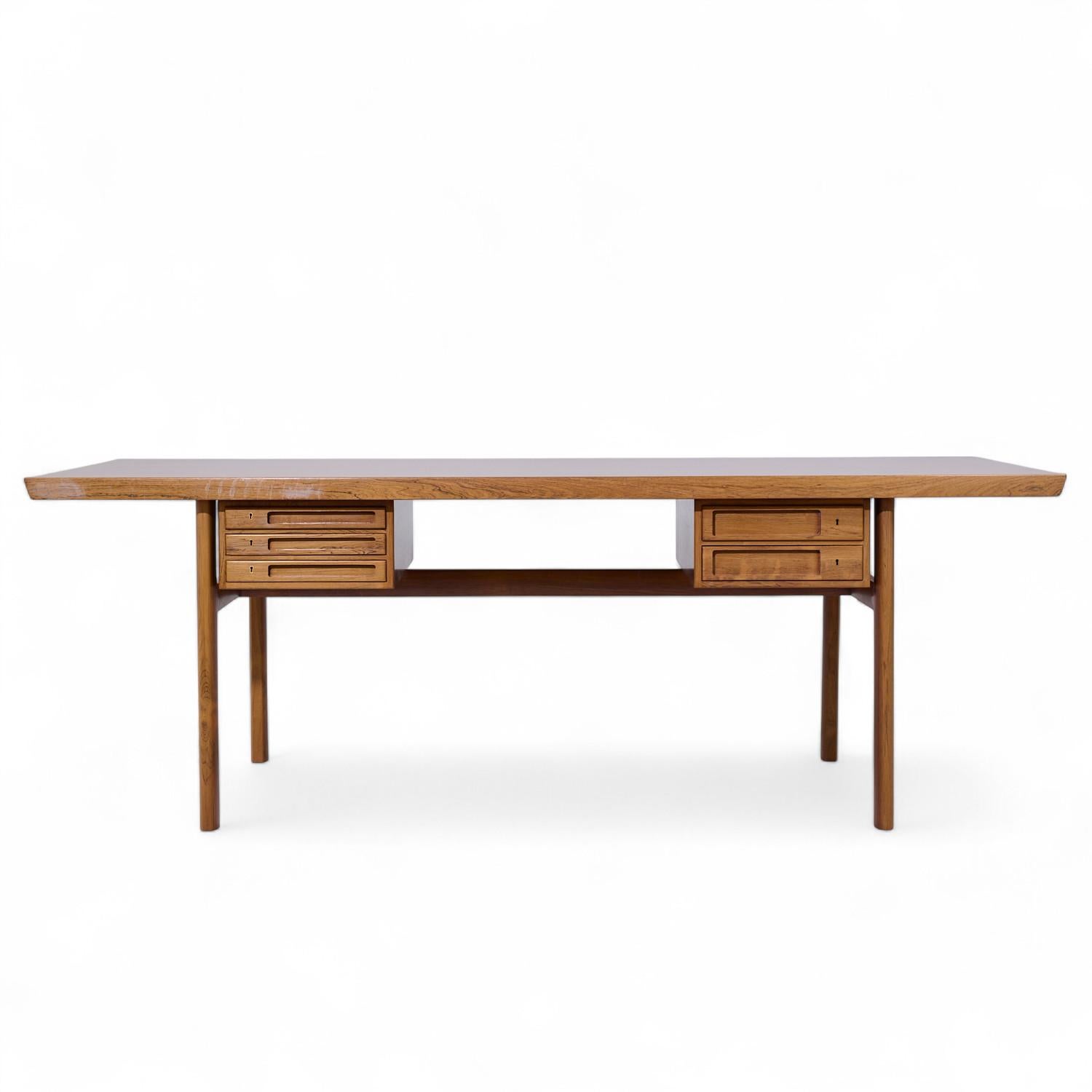 Peter Hvidt et Orla Molgaard-Nielsen pour Ludvig Pontoppidan Bureau de direction en palissandre danois du milieu du siècle dernier

Ce bureau mesure : 82,75 de large x 35,25 de profond x 28,75 de haut, avec un dégagement pour la chaise de 26,75