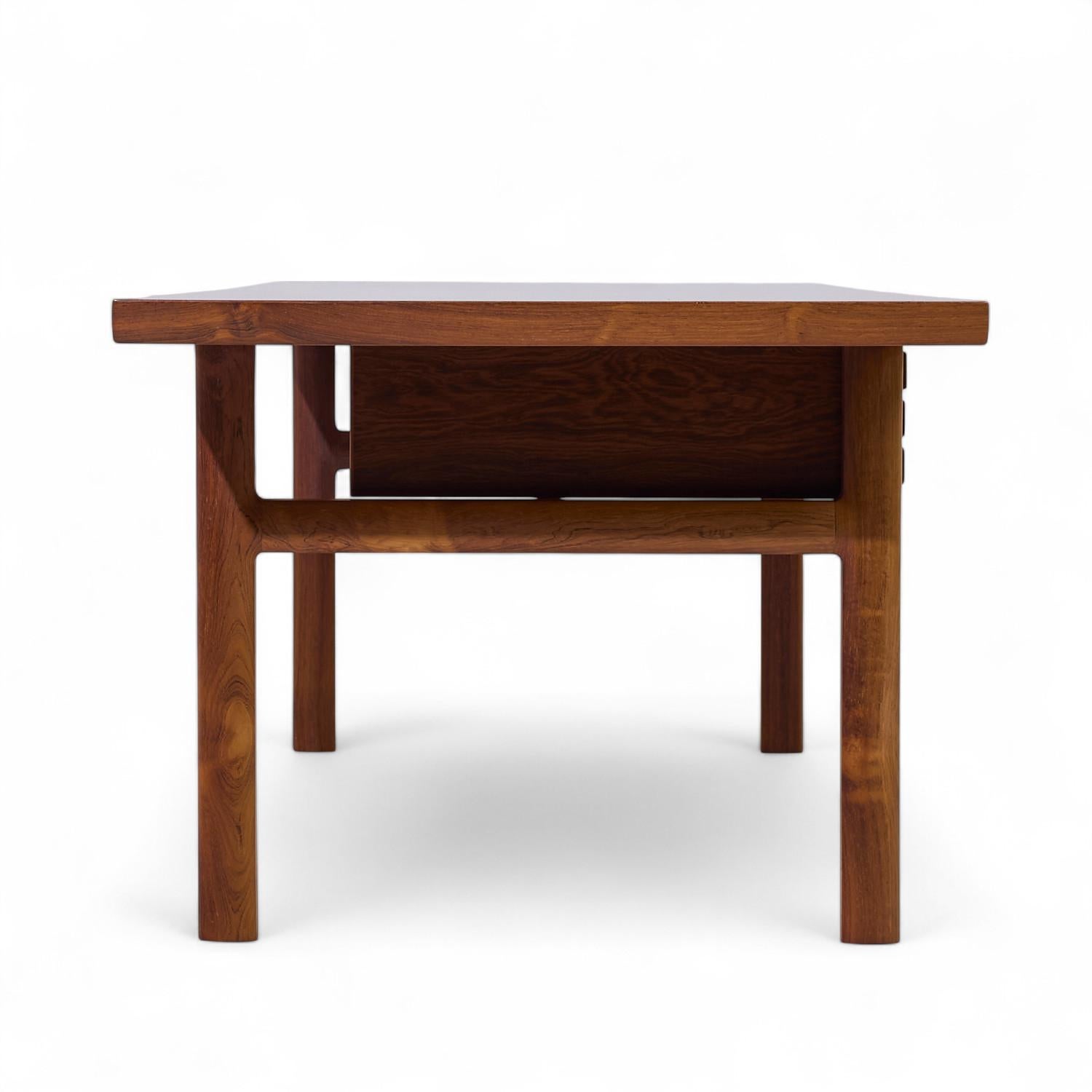 Danois Peter Hvidt/Orla Molgaard-Nielsen pour Ludvig Pontoppidan Bureau de direction en bois de rose en vente
