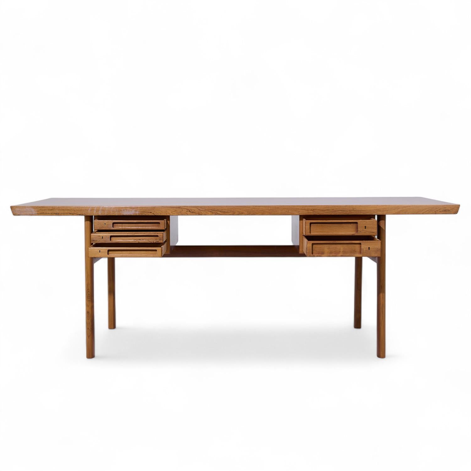 20ième siècle Peter Hvidt/Orla Molgaard-Nielsen pour Ludvig Pontoppidan Bureau de direction en bois de rose en vente