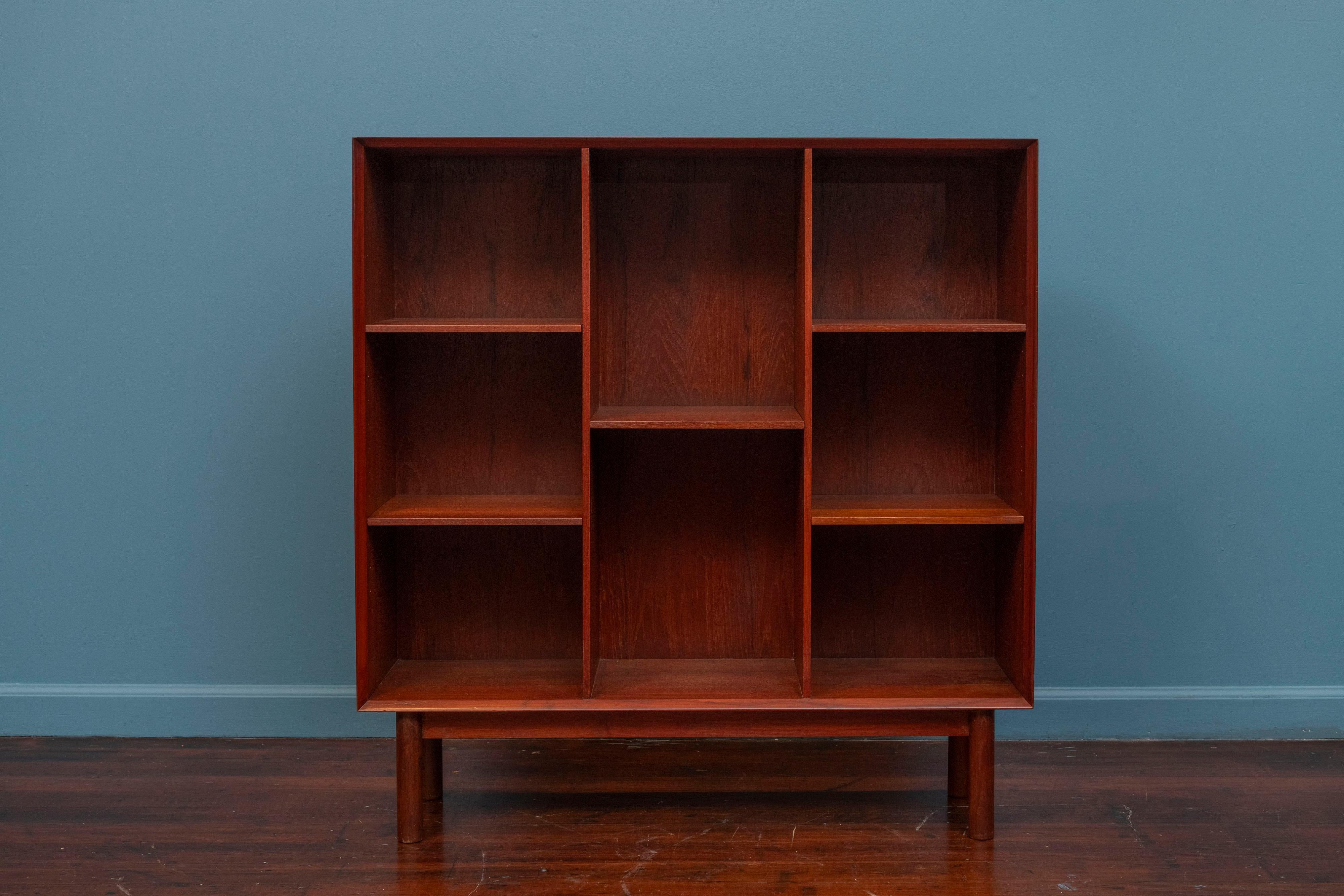 Peter Hvidt & Orla Molgaard Nielsen design series 300 bookshelf for Soborg Mobler, Denmark. High quality construction and materials with simple yet sophisticated details. Newly refinished with adjustable shelves for displaying objects or books.
