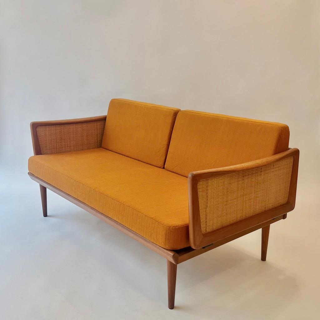 Raro divano/letto da giorno modello FD 451 progettato da Peter Hvidt & Orla Mølgaard-Nielsen. Prodotto da France & Son in Danimarca negli anni '50 circa. Struttura in teak con dettagli in canna intrecciata. Tappezzeria originale in lana