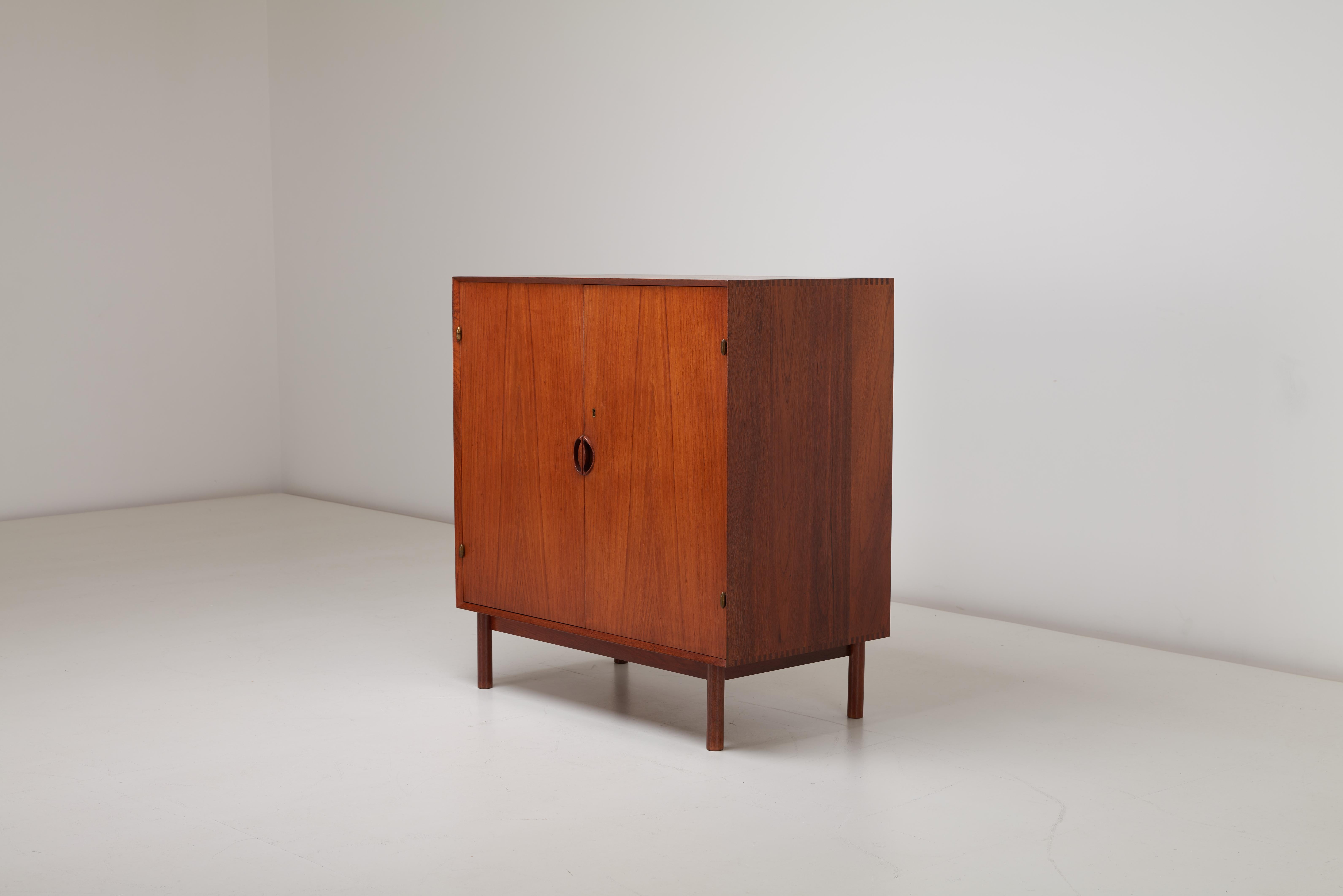 The Peter Hvidt & Orla Molgaard-Nielsen Cabinet for Sørborg is a remarkable piece of Danish mid-century modern design. Crafted from rich, durable solid teak, this cabinet showcases the duo’s mastery in creating functional yet elegant furniture. With