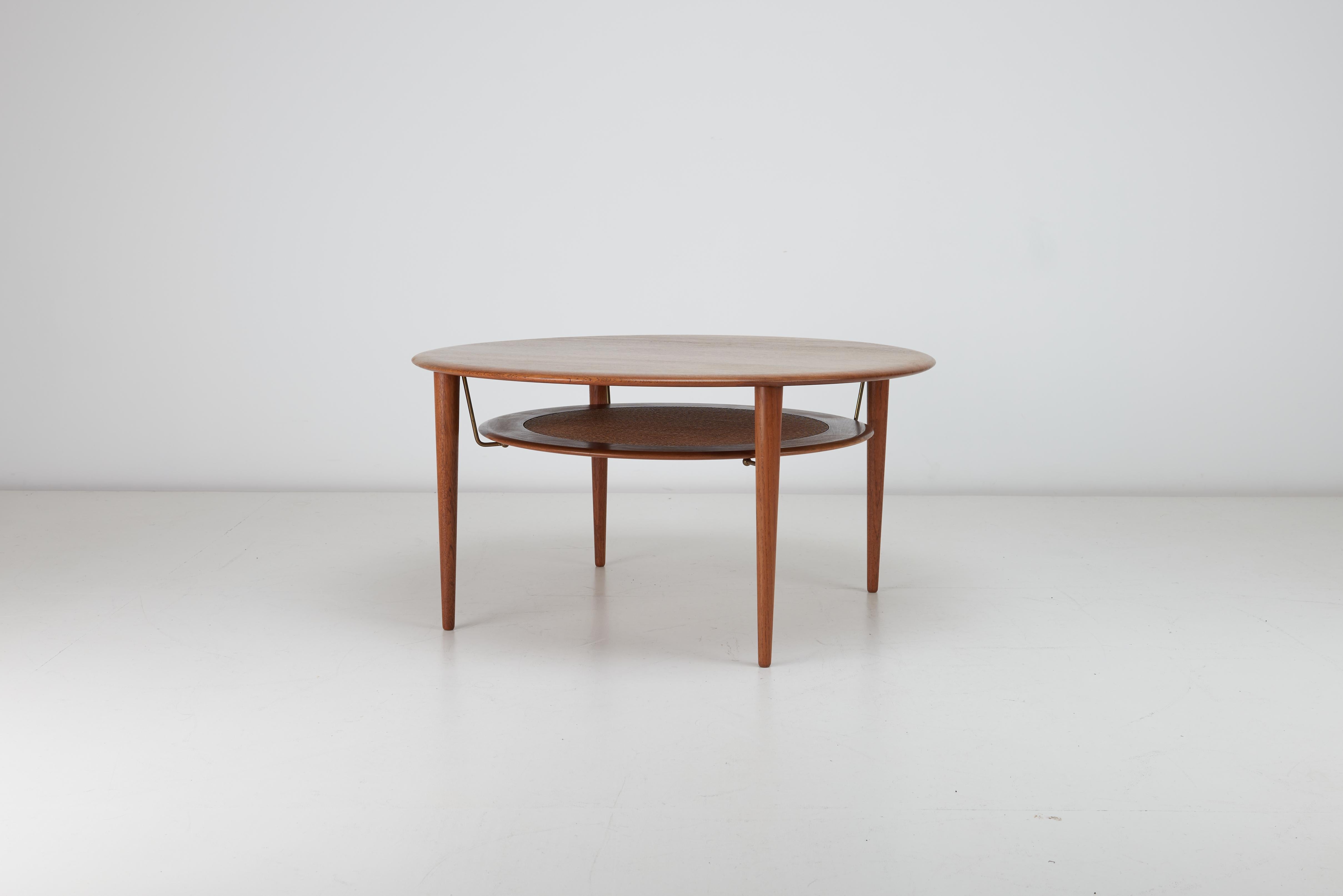 Un exemple fantastique de la table basse Peter Hvidt & Orla Molgaard-Nielsen FD 515 pour France & Daverkosen. Elegamment conçue et magnifiquement fabriquée, cette table basse emblématique de la modernité du milieu du siècle, dessinée par le.  Ce duo