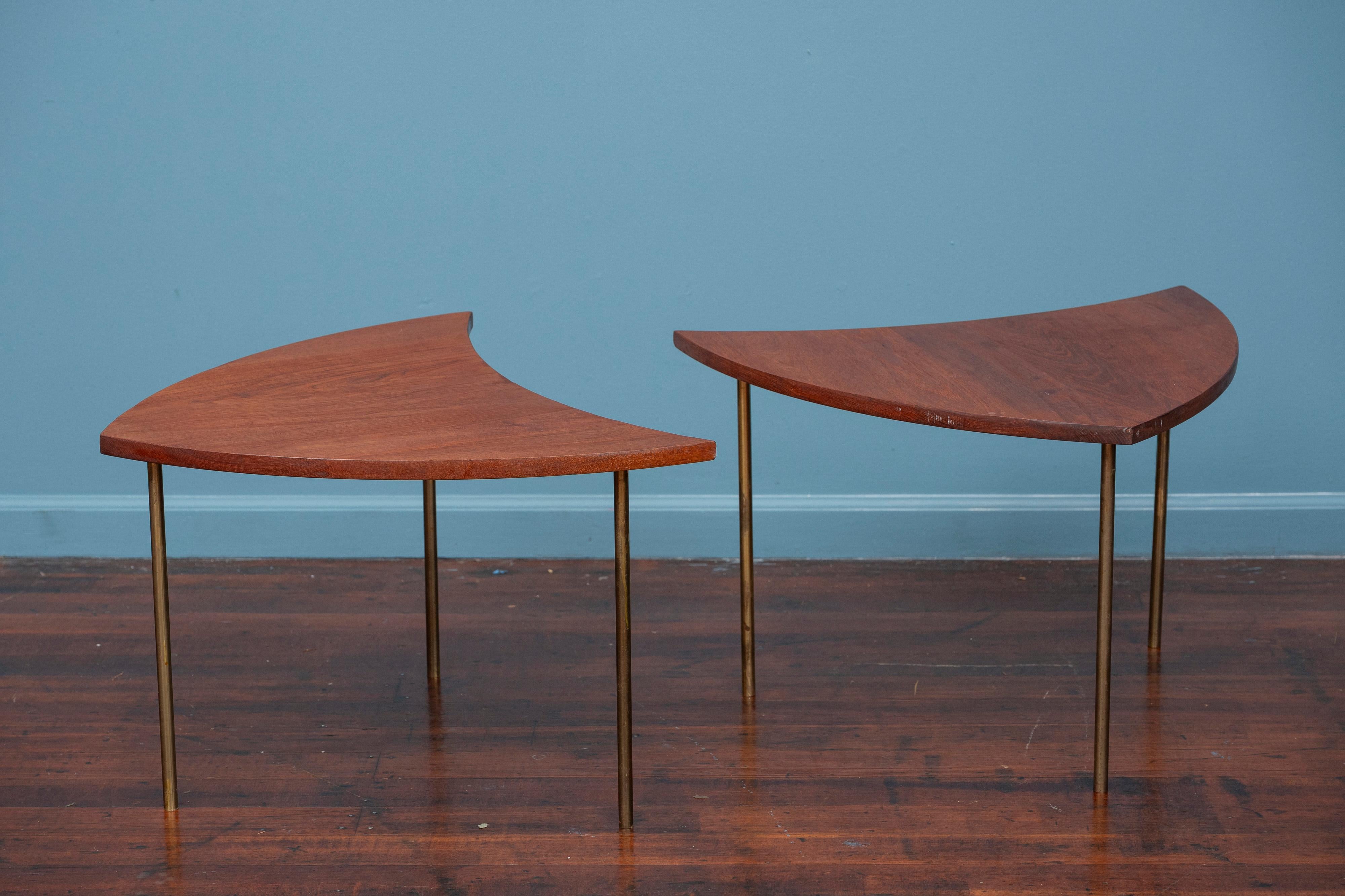 Paire de tables d'appoint conçues par Peter Hvidt et Orla Molgaard pour John Stuart, Danemark. Vente de planches de teck découpées en forme de bouclier avec des pieds en laiton. Un design simple mais sophistiqué, prêt à être installé et apprécié. 