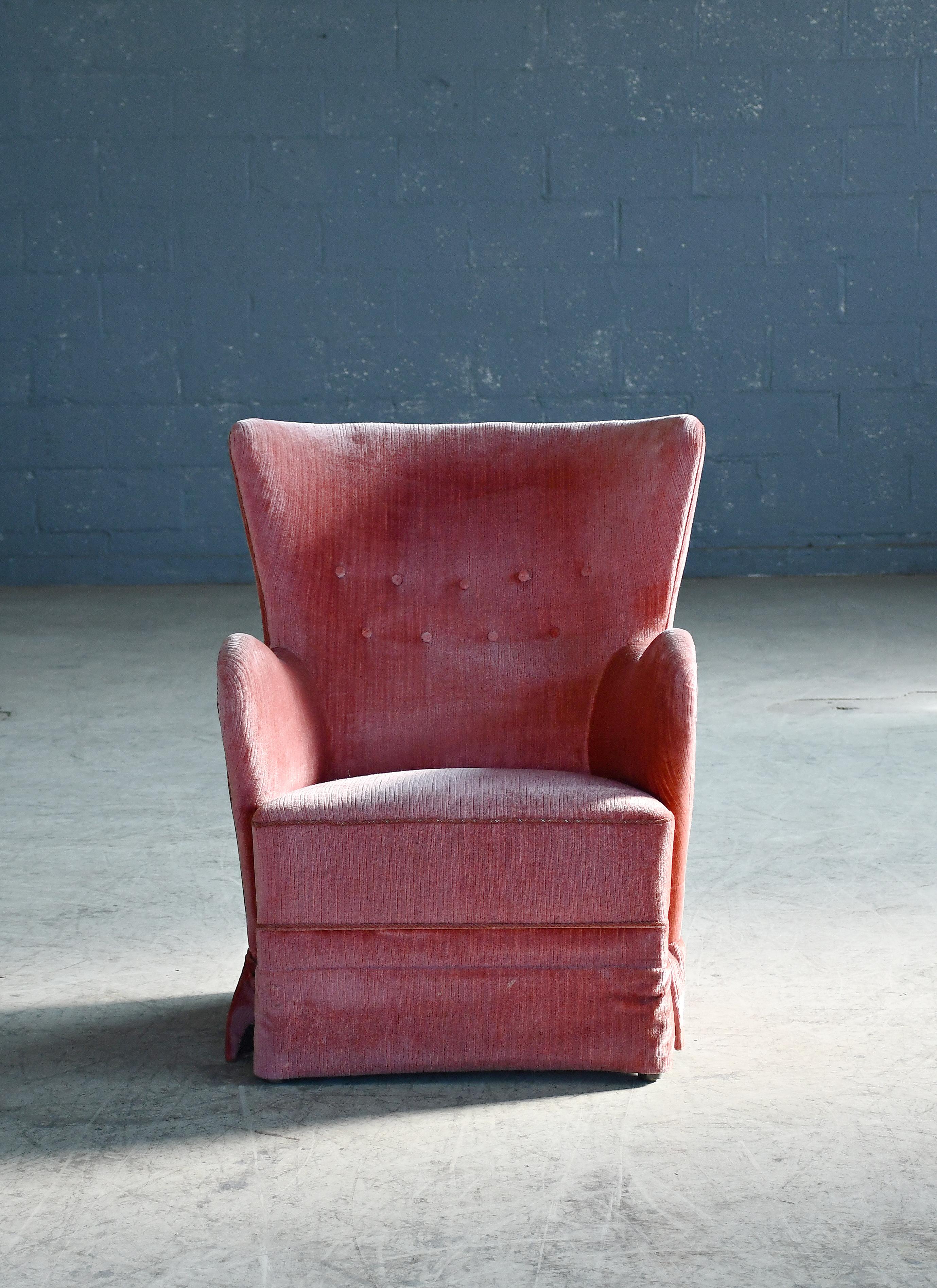 Magnifique  Chaise longue fabriquée au Danemark dans les années 1950. La chaise ressemble beaucoup aux designs de Peter Hvidt pour Fritz Hansen. La chaise n'est pas marquée comme la grande majorité des chaises de cette période.   Nous aimons la