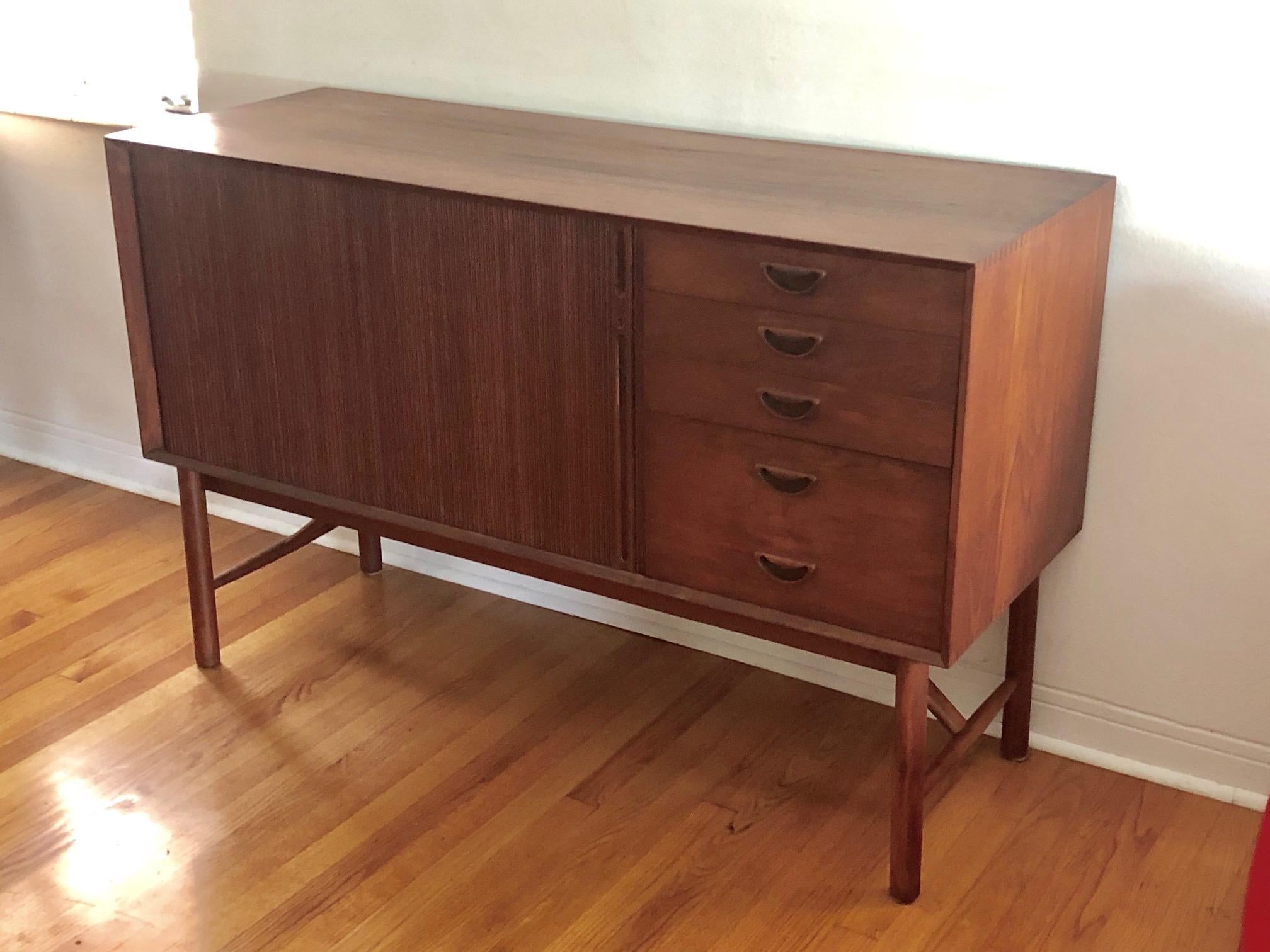 A classic credenza by Peter Hvidt & Orla Moregaard Nielsen for Soborg Mobler, Denmark, circa 1960s.
Original finish and nice rich patina. Tambour door reveals storage and pull out drawers make this a practical and stylish piece. Optional drop down