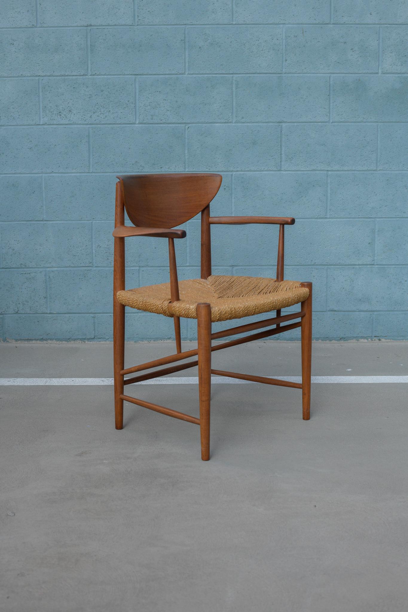 Peter Hvidt & Orla Nielsen Molgaard 317 Stuhl Hergestellt von Søborg Møbelfabrik. Der Stuhl ist in gutem Vintage-Zustand und hat eine schöne Patina. Papercord Sitz ist schön und gelehrt. Strukturell gesund und einsatzbereit. 