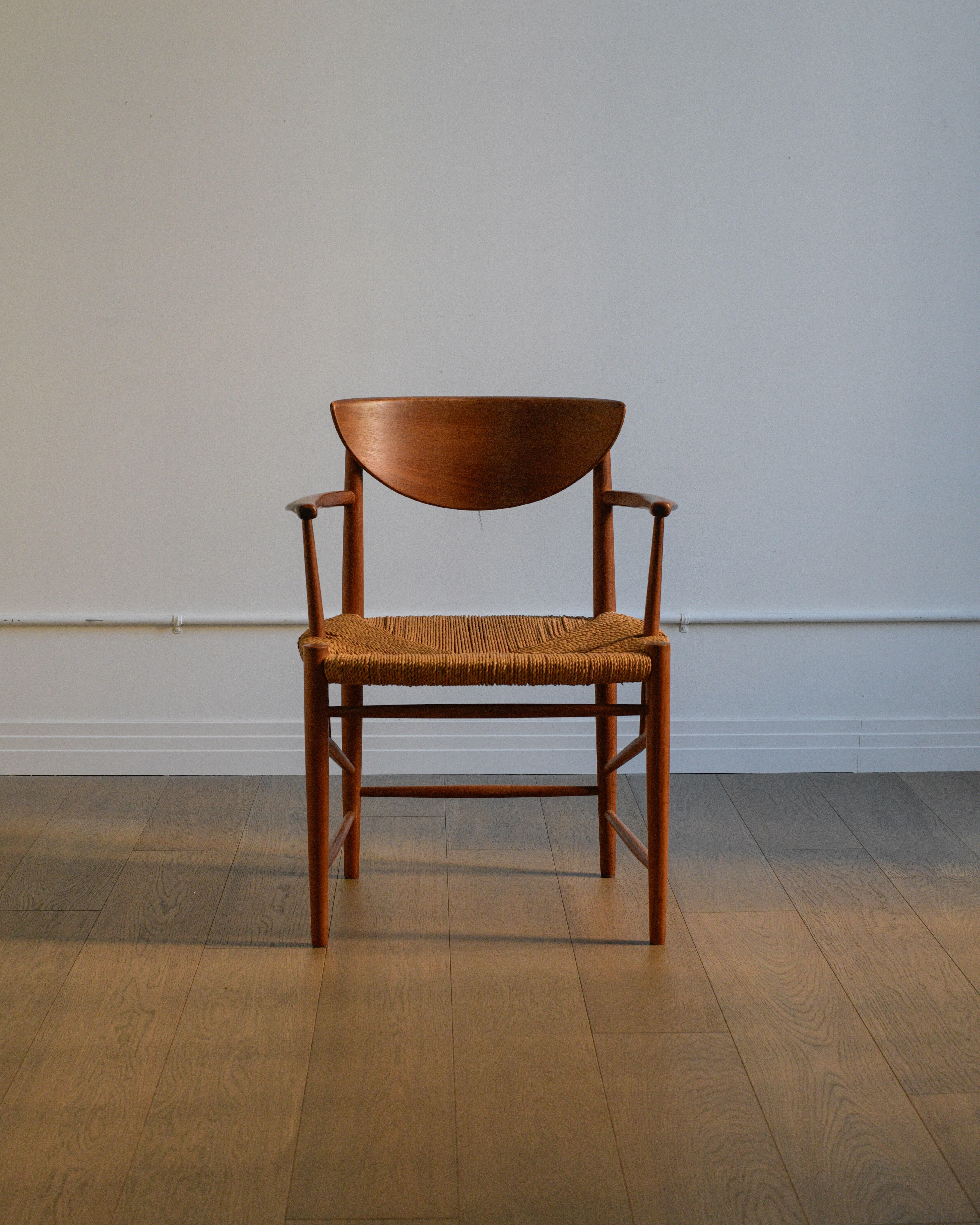 Peter Hvidt & Orla Nielsen Molgaard 317 Stuhl Hergestellt von Søborg Møbelfabrik. Der Stuhl ist in gutem Vintage-Zustand und hat eine schöne Patina. Papercord Sitz ist schön und gelehrt. Strukturell gesund und einsatzbereit. 